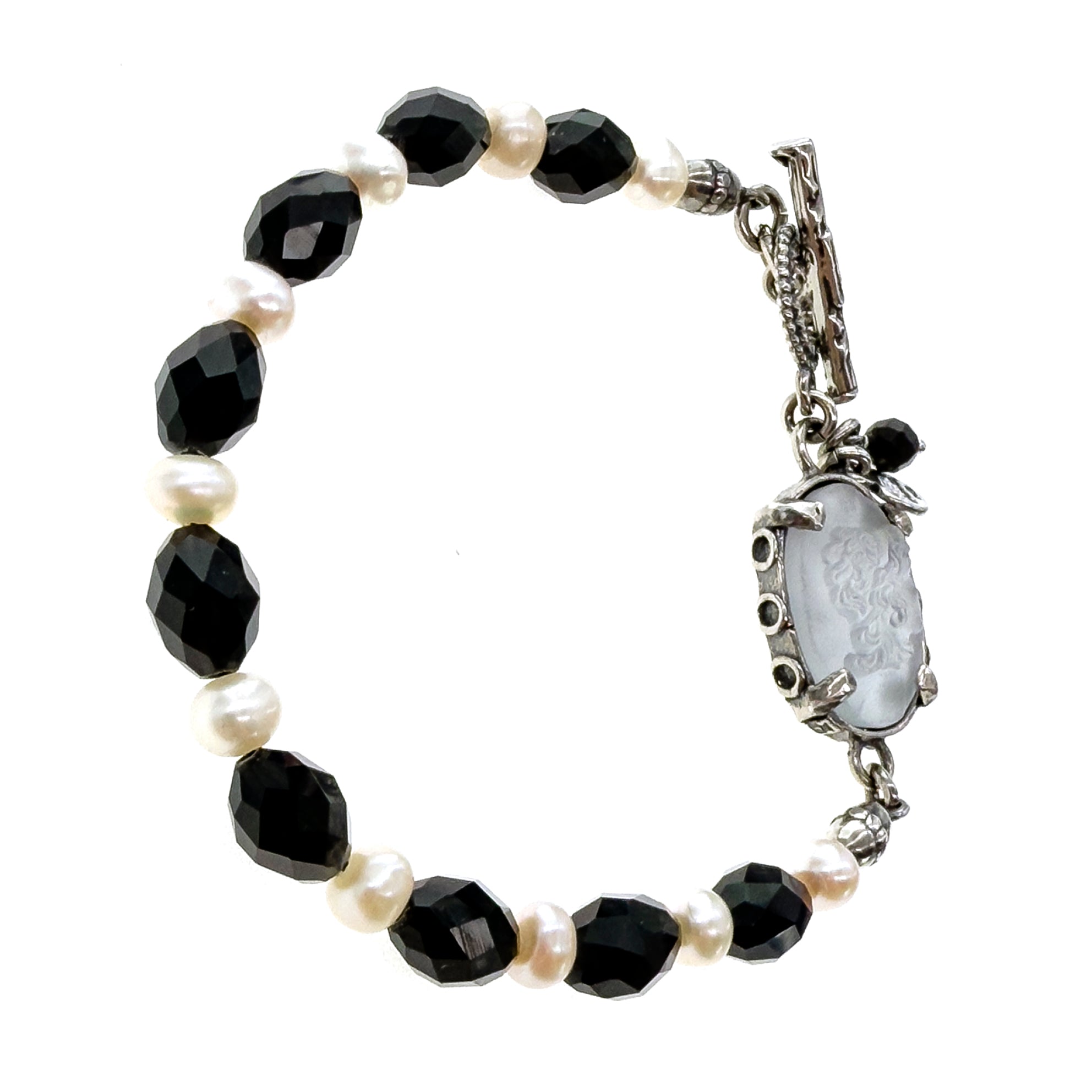B 25b04 A White Cameo Beaded Bracelet
