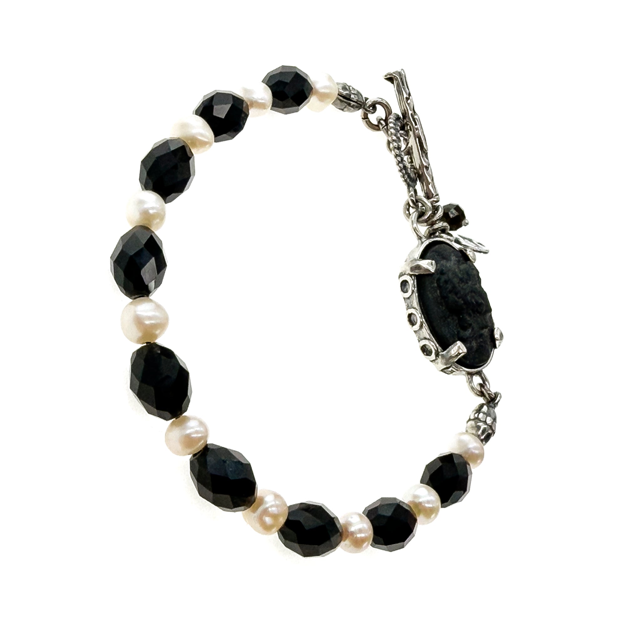 B 25b04 B black Cameo Beaded Bracelet