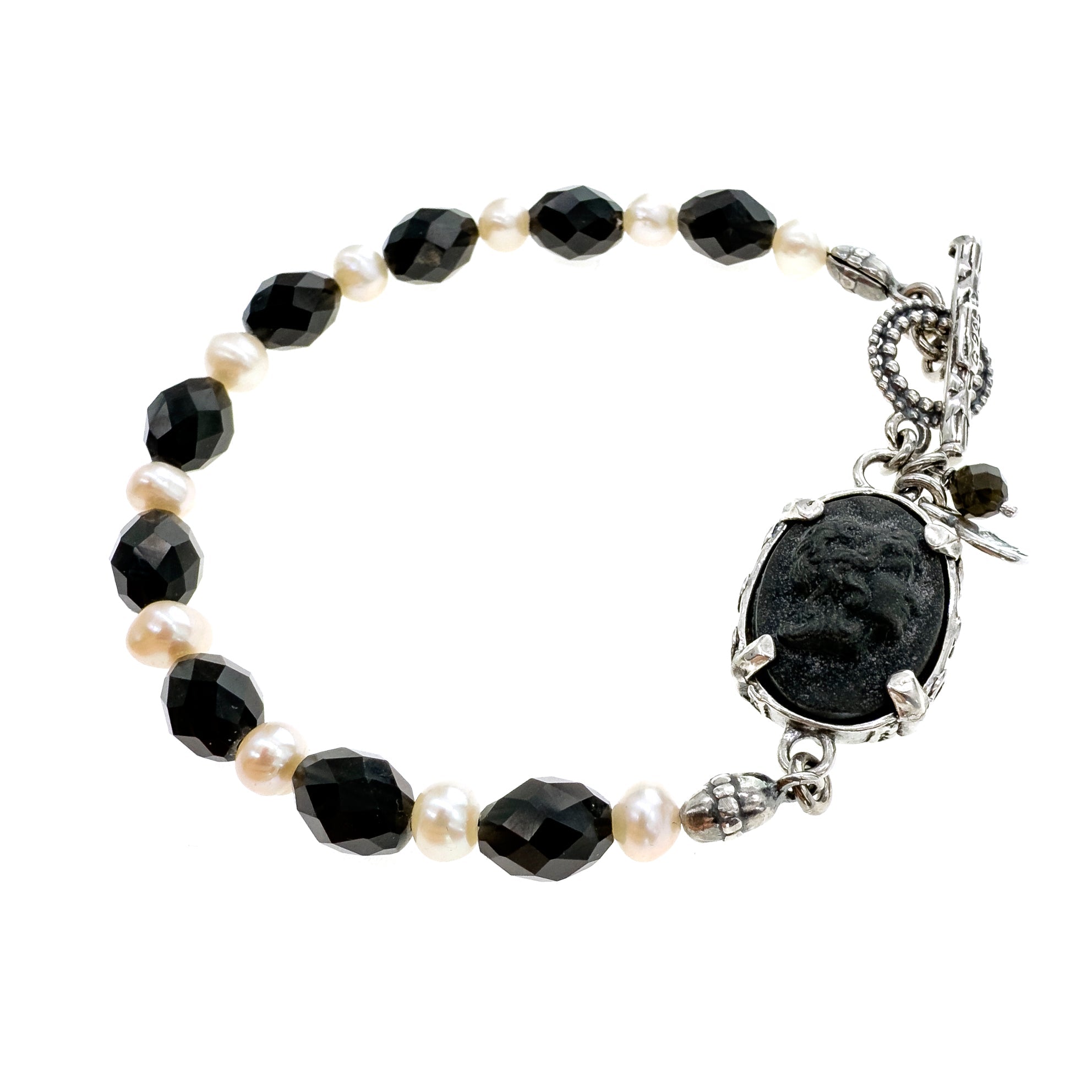 B 25b04 B black Cameo Beaded Bracelet