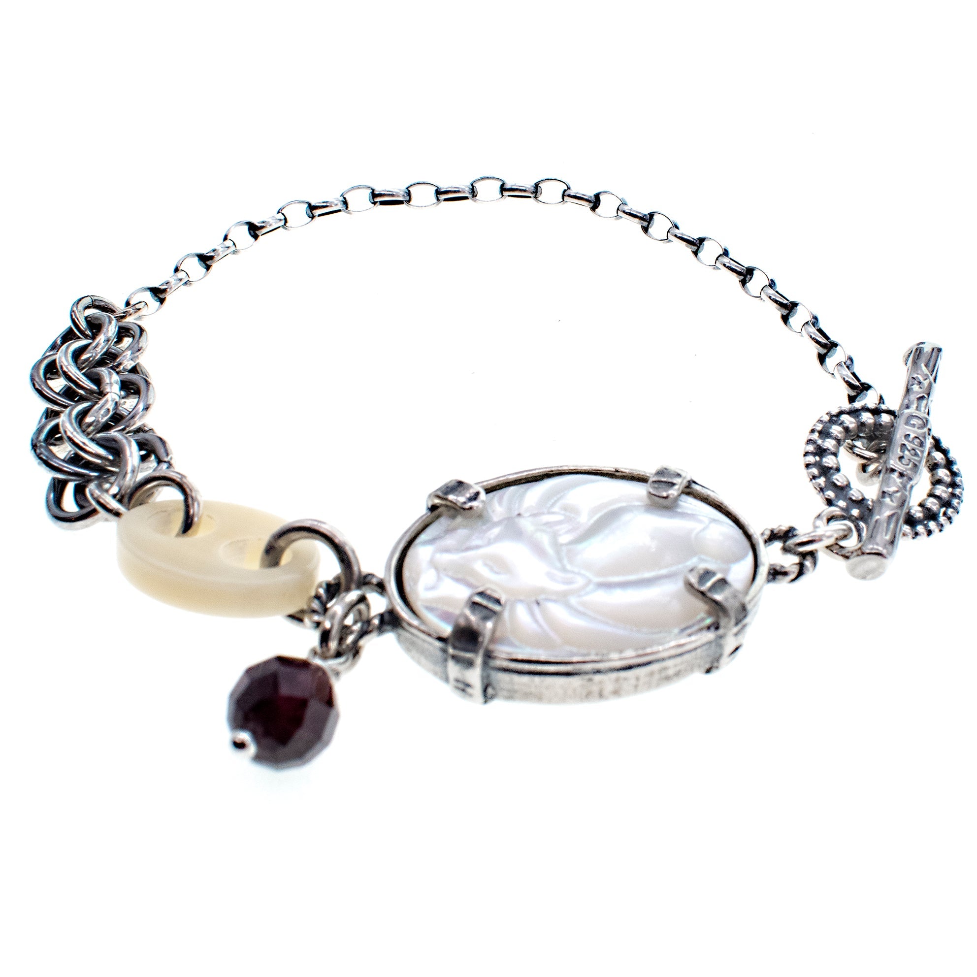 B 26a09A White Mother of Pearl Cameo "Fox" Bracelet