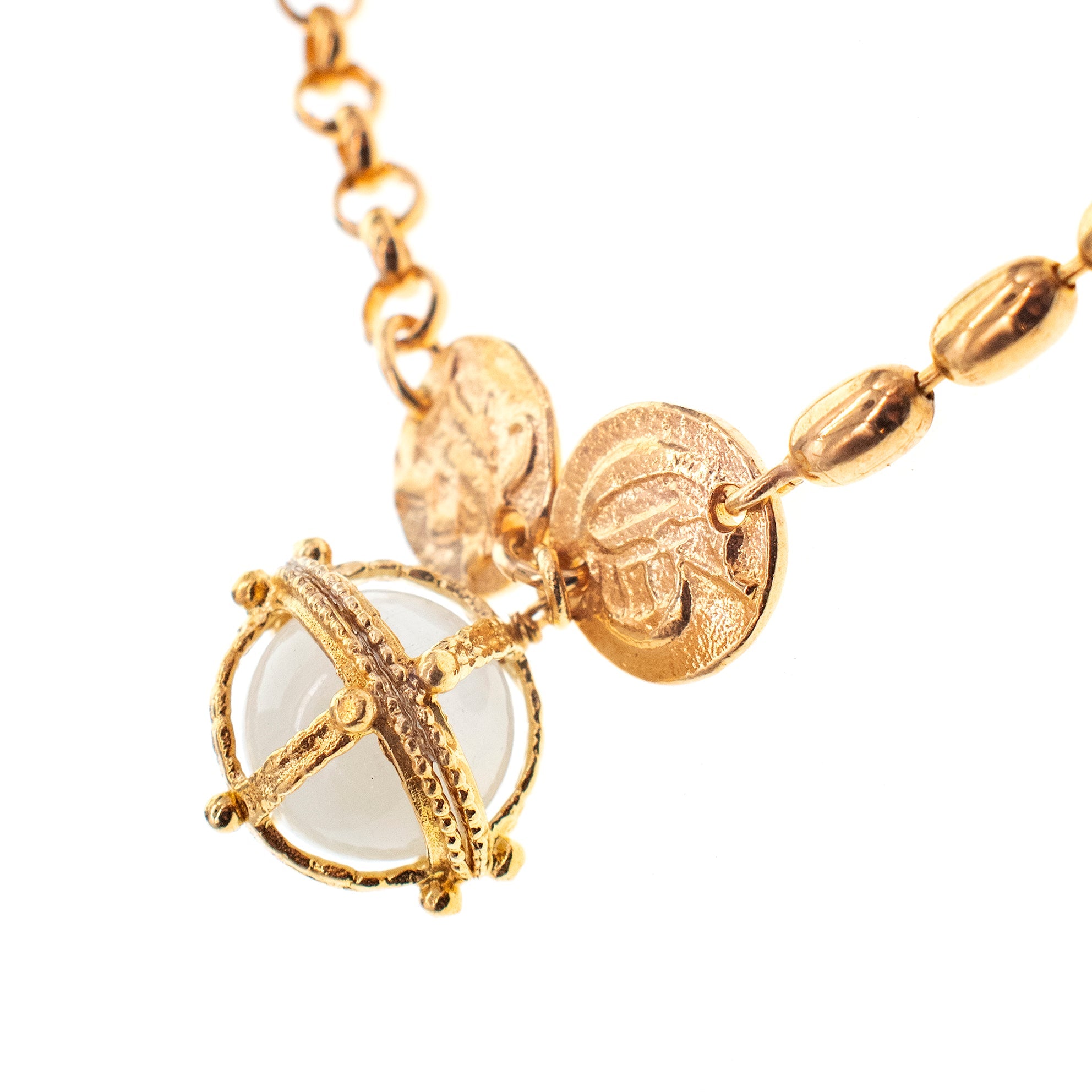 B 26g07 White royal orb bracelet