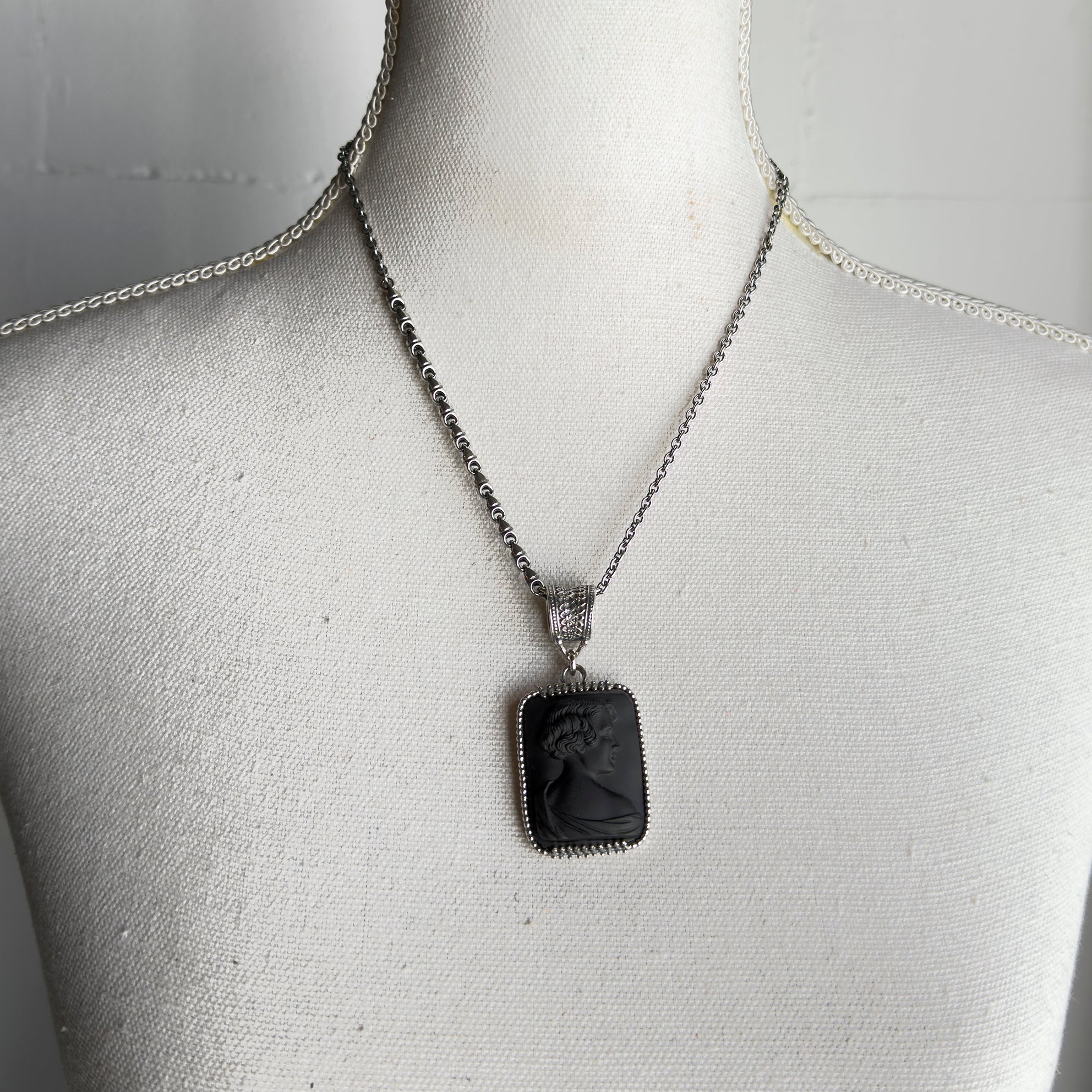 P 25e01B Black Vintage Glass Cameo Pendant