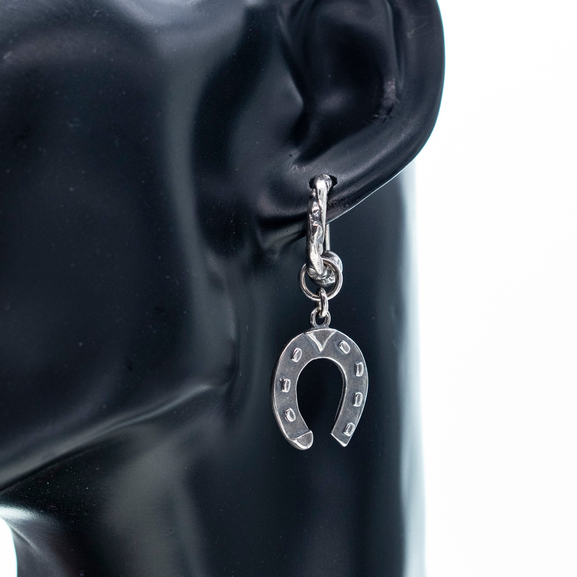 E 24e05 rebel rebel Horseshoe earrings