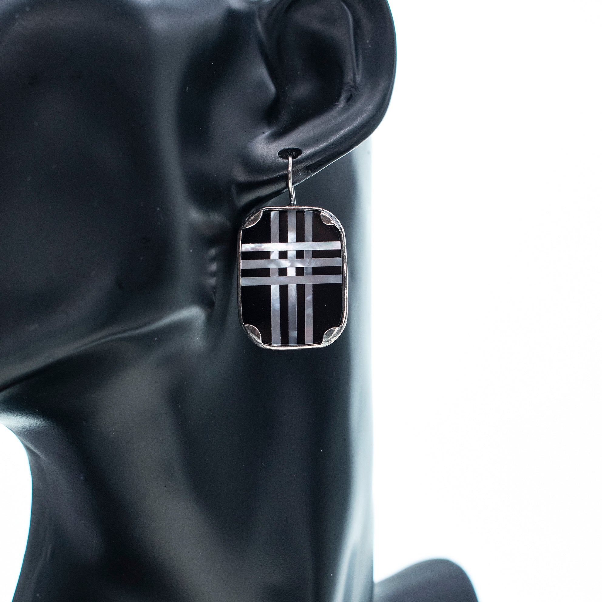 E 25b05 Black and White Plaid earrings