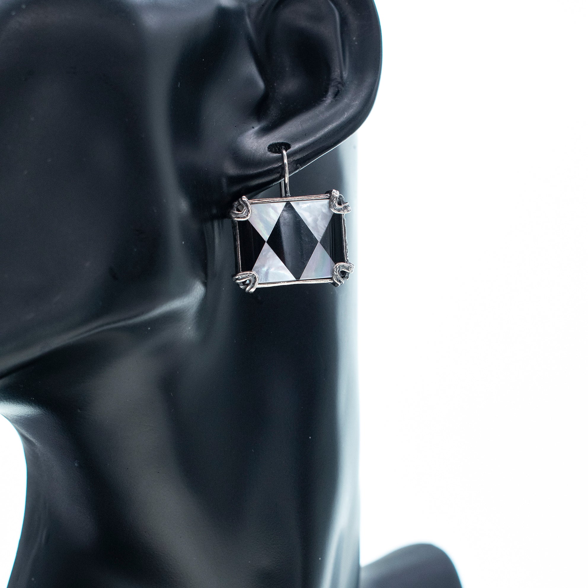 E 25b07 Black and White Diamond Pattern Earrings