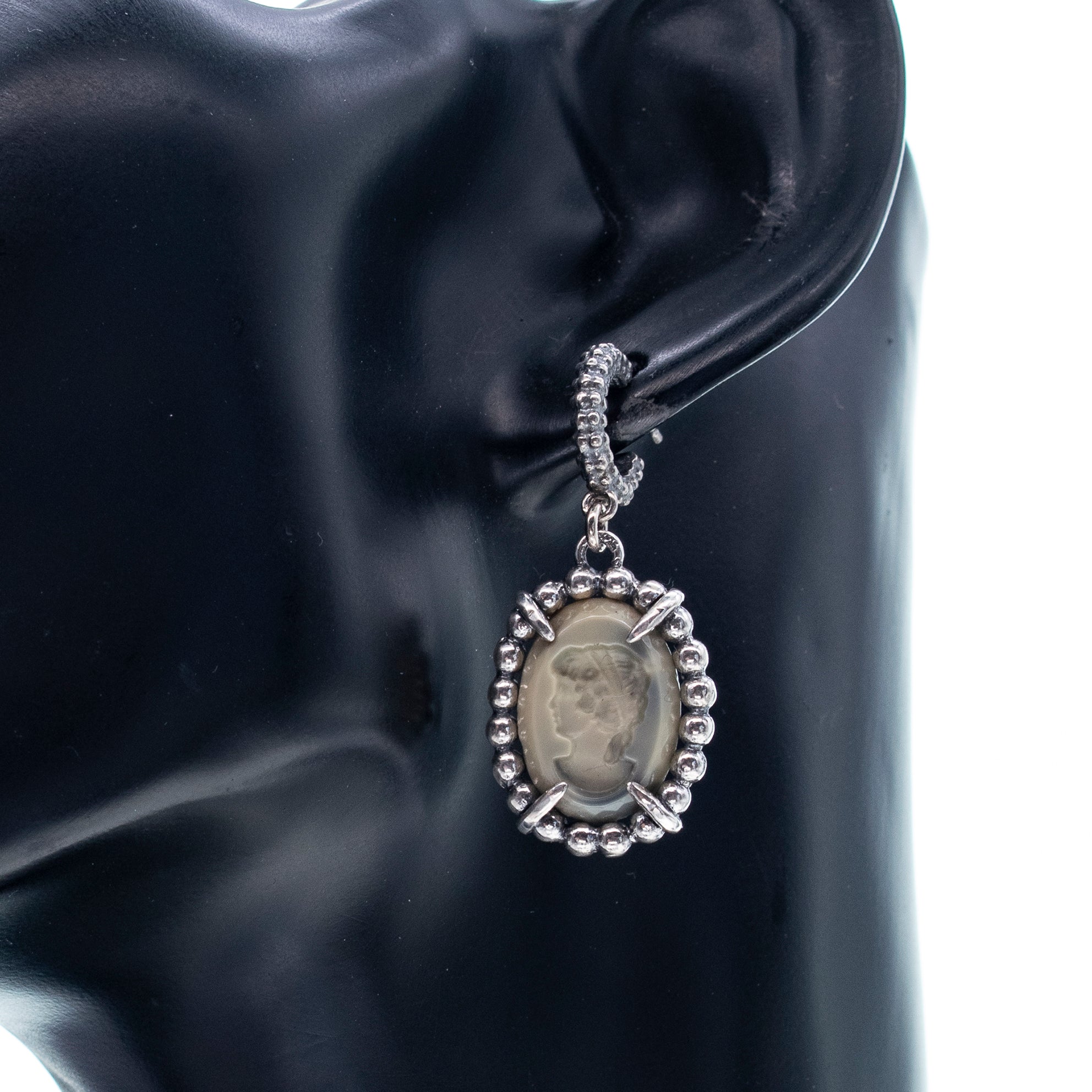 E 25e13 Vintage Cameo Drop Earrings