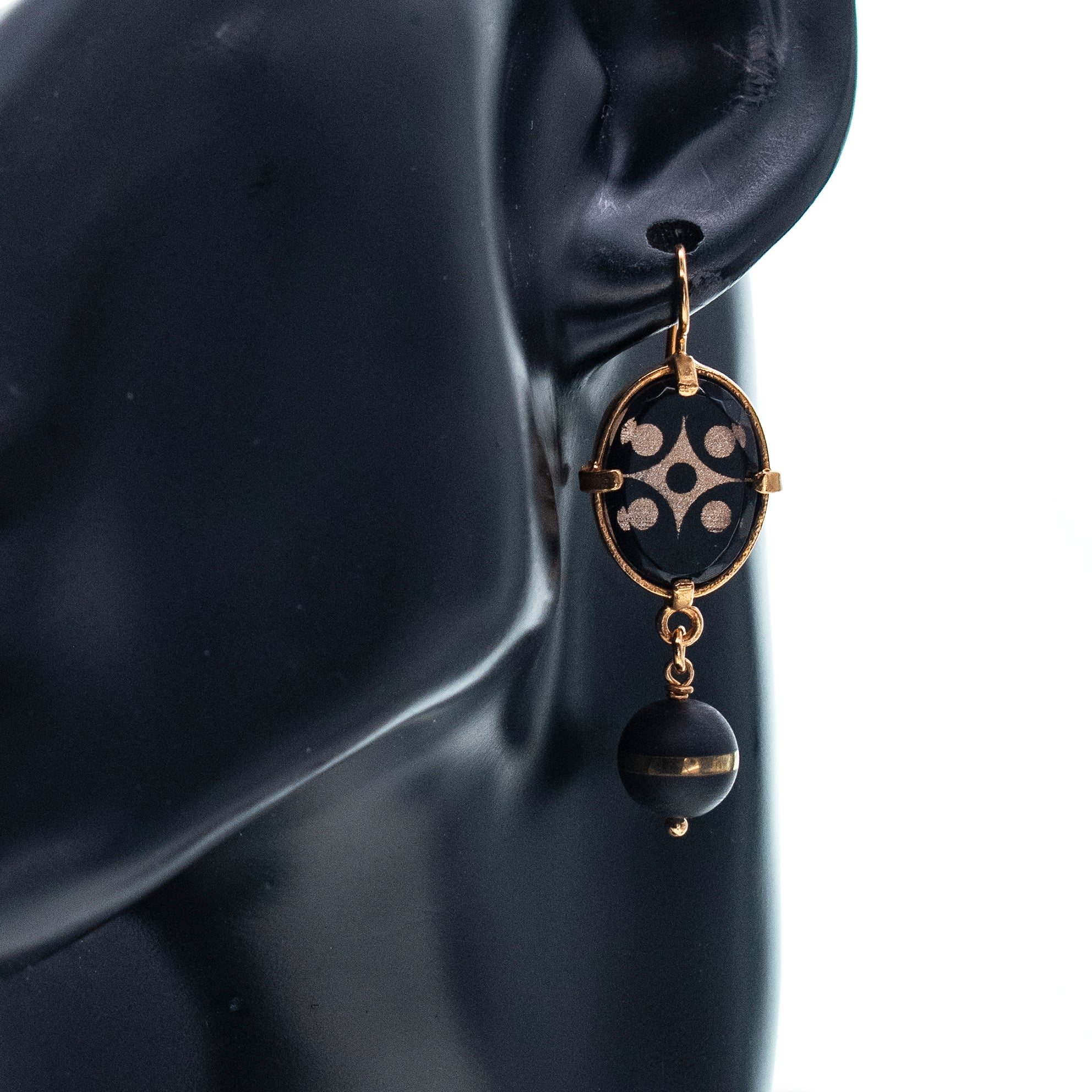 E 25g26B black glass crystal earrings