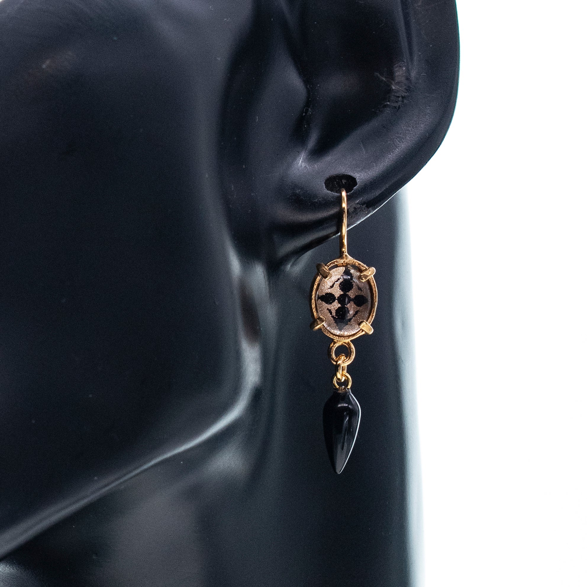 E 25g28B black Intaglio Glass Drop Earrings