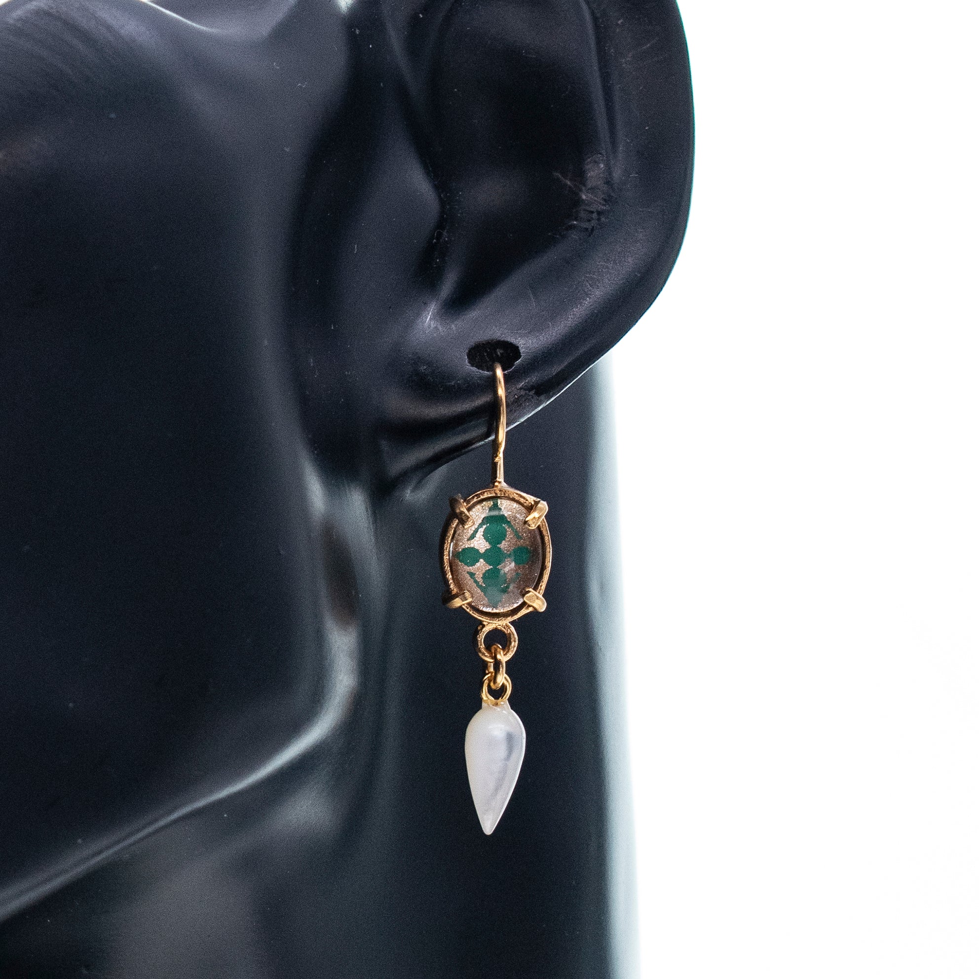 E 25g28D green Intaglio Glass Drop Earrings