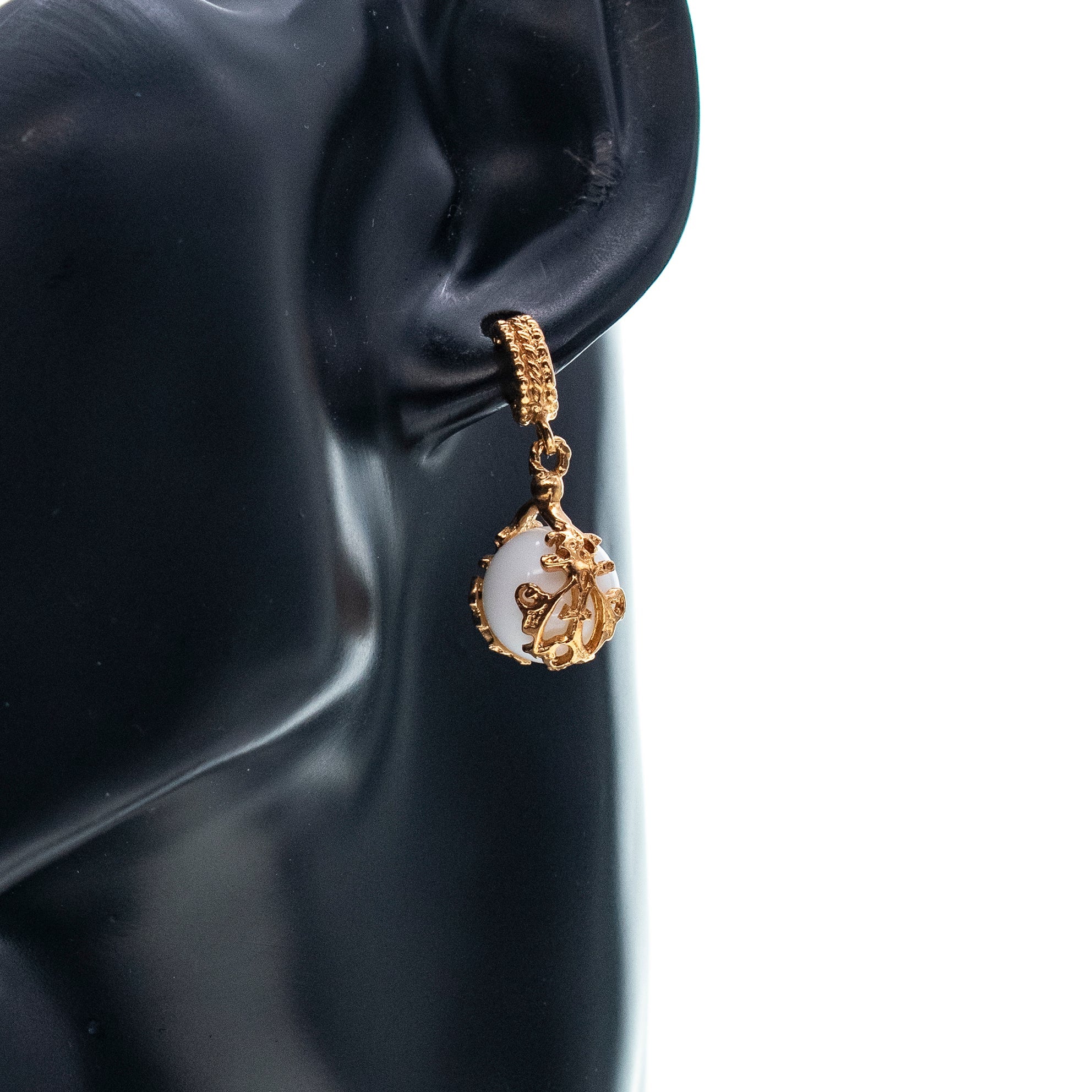 E 25g29A white Orb earrings