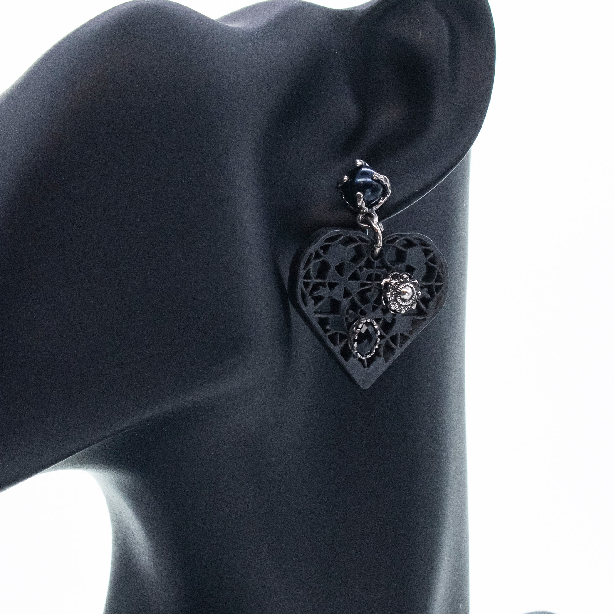 E 25h02B black Heart earrings