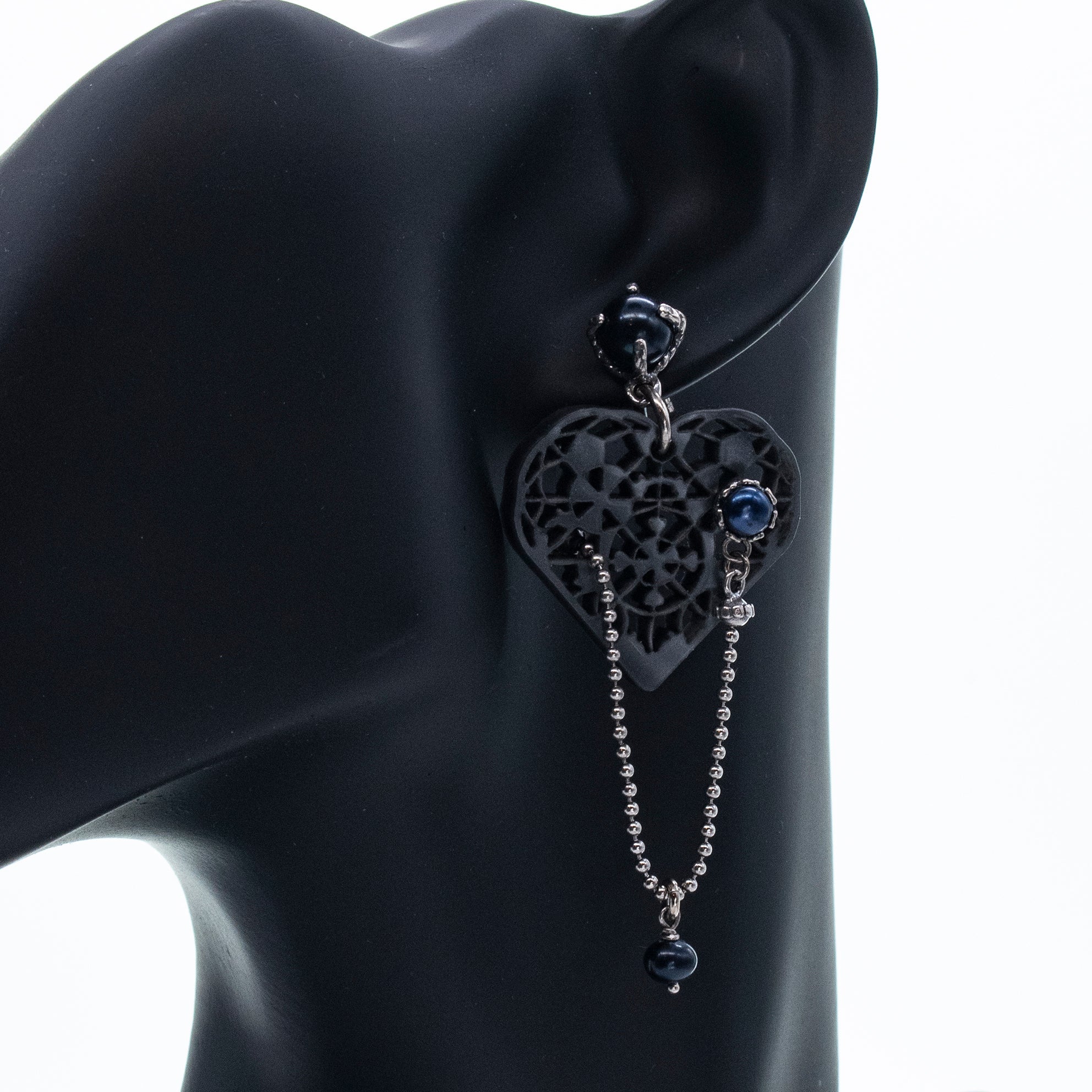 E 25h02B black Heart earrings