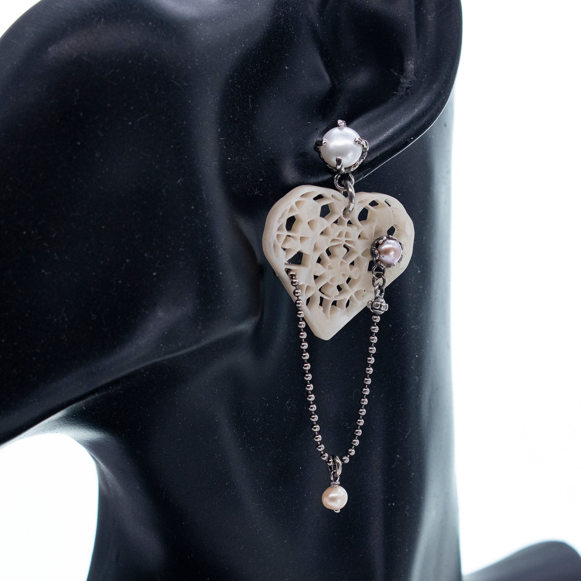 E 25h02A white Heart earrings