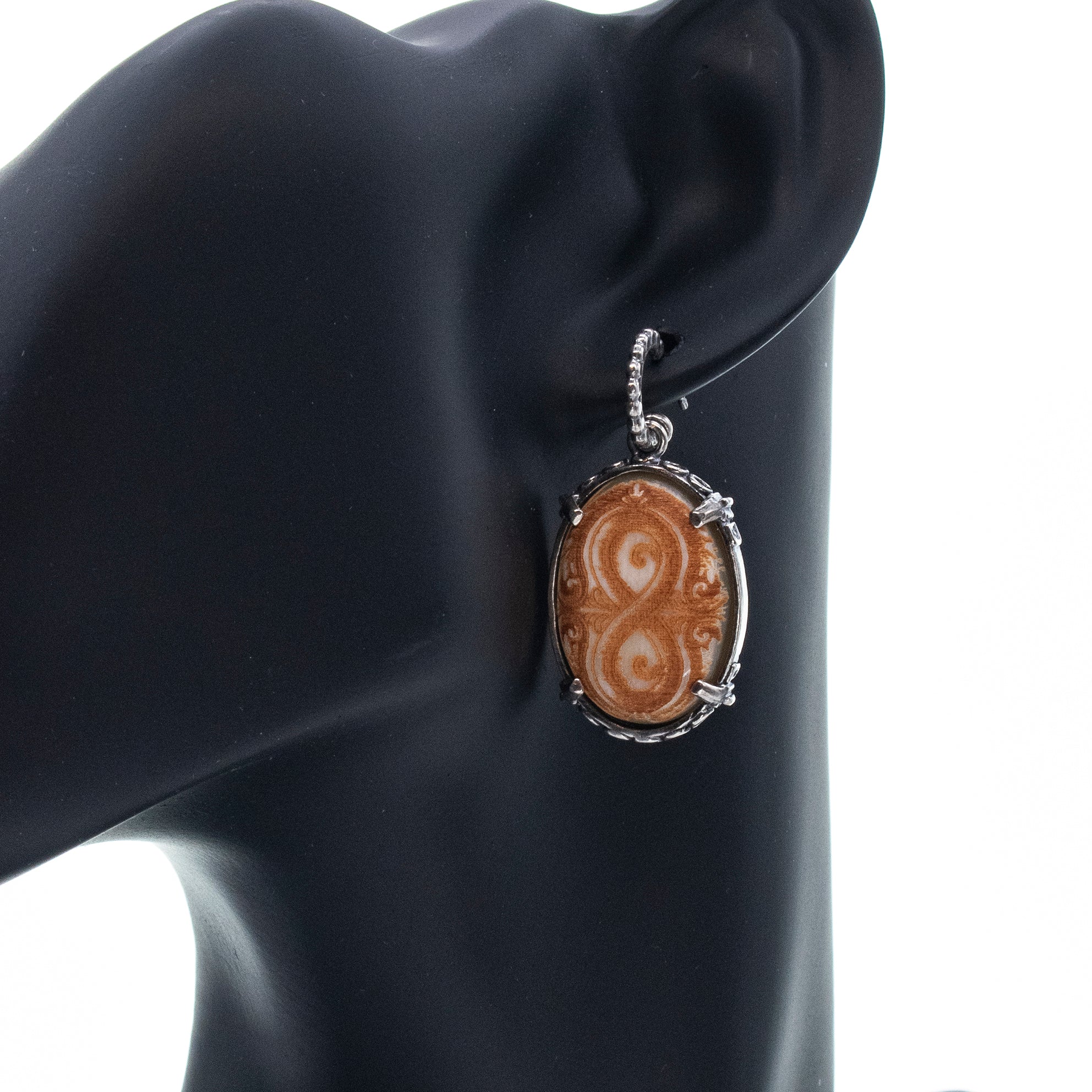 E 25h04A Beige horn Infinity earrings