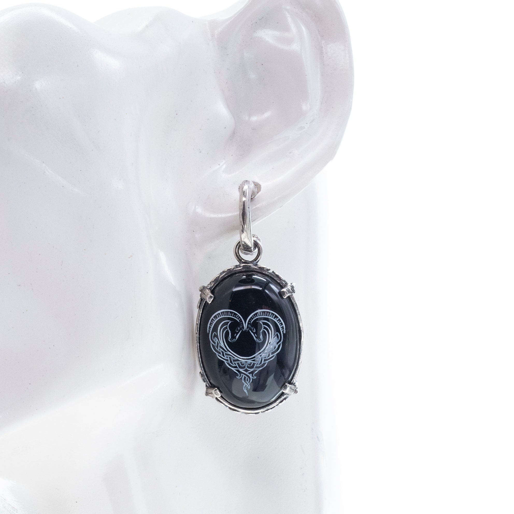 E 26a13 Heart Intaglio Black Onyx Hoop Earrings