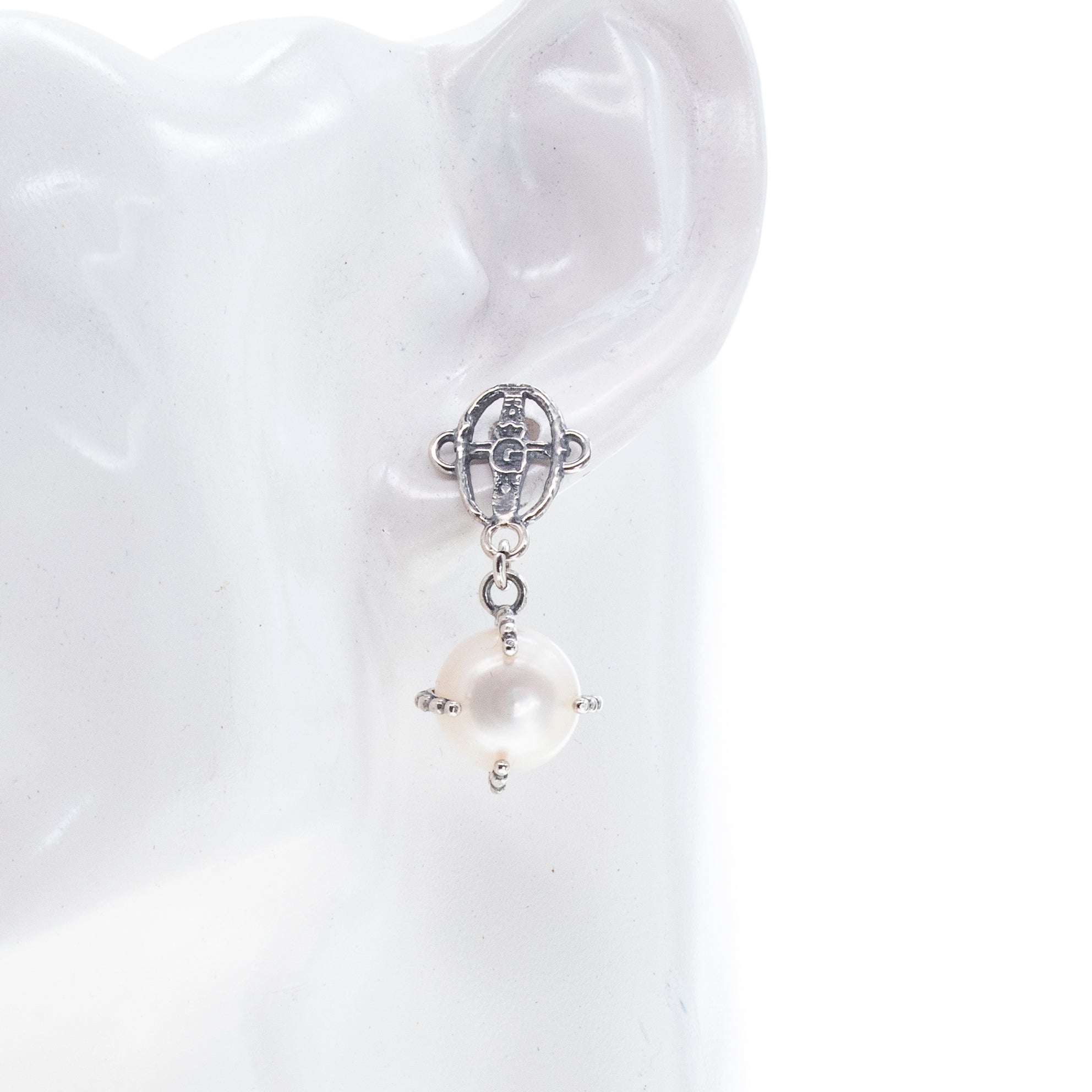 E 26a17A White Pearl Drop Earrings