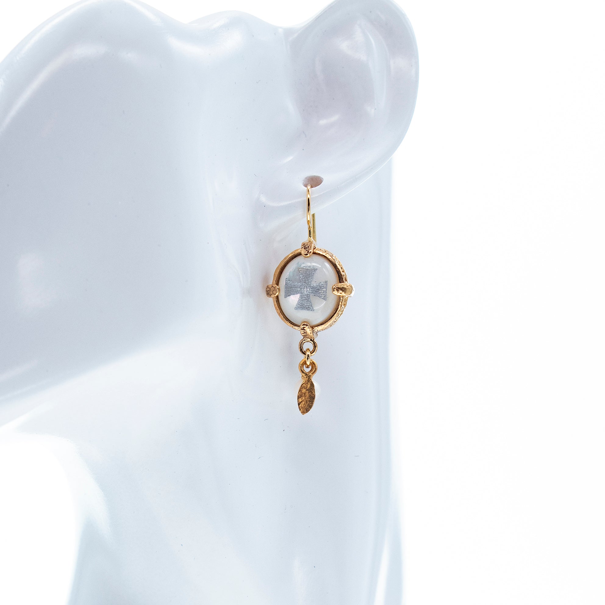 E 26g01 white mother of pearl maltese cross earrings