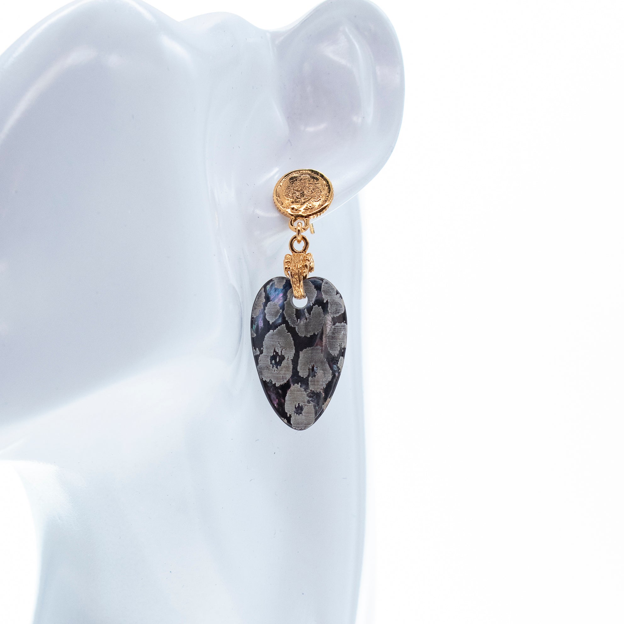 E 26g04 Leopard Black Mother of Pearl Earrings