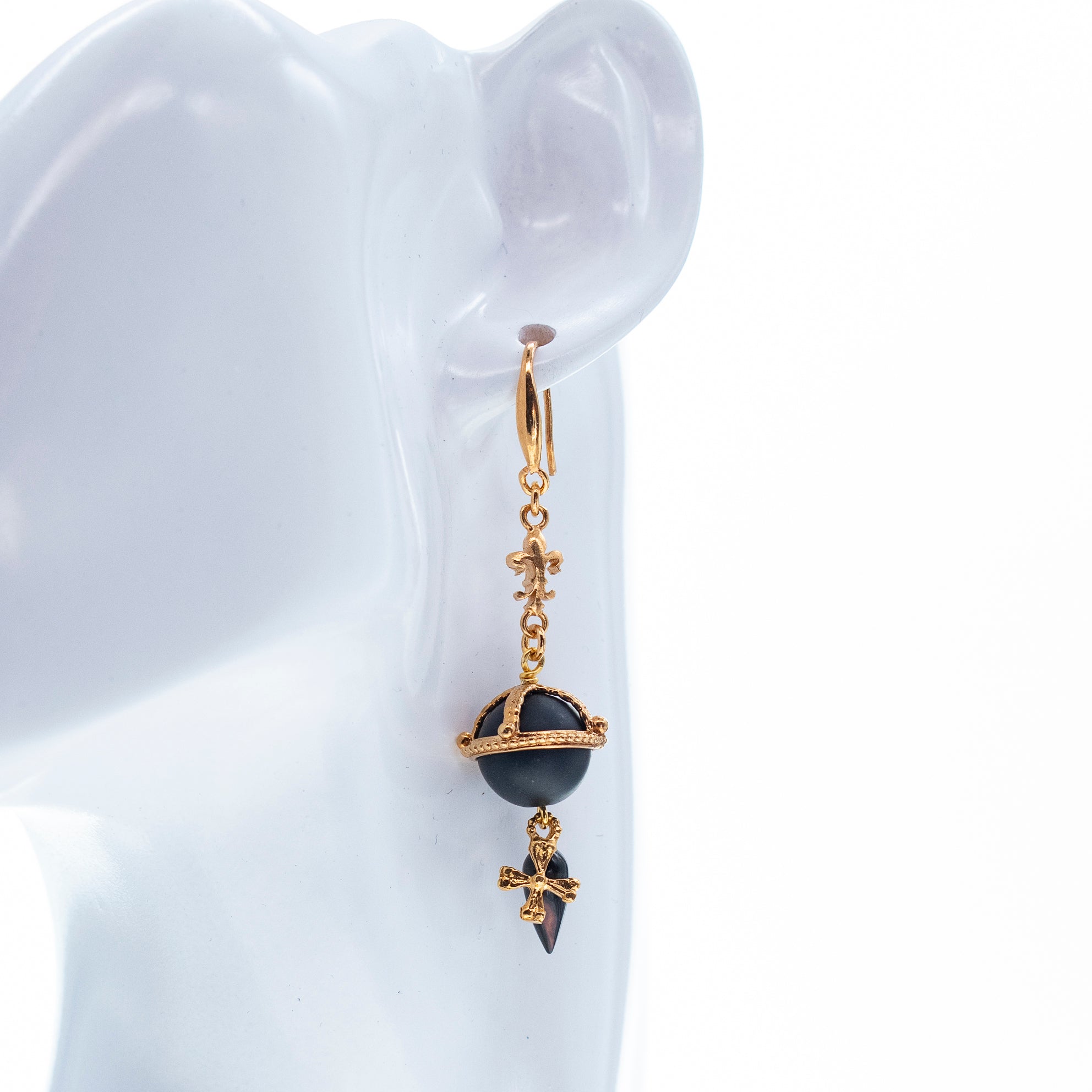 E 26g08 Black Royal Orb earrings