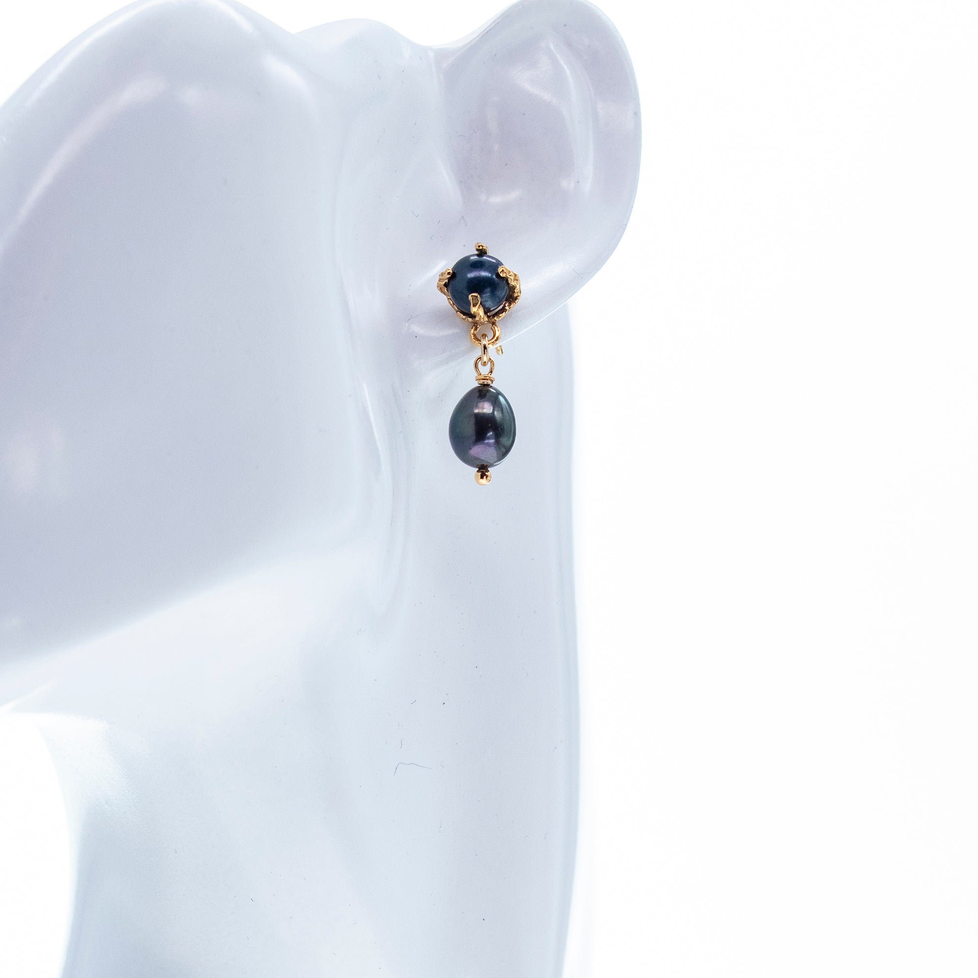 E 26g11 Black pearl bee my honey earrings