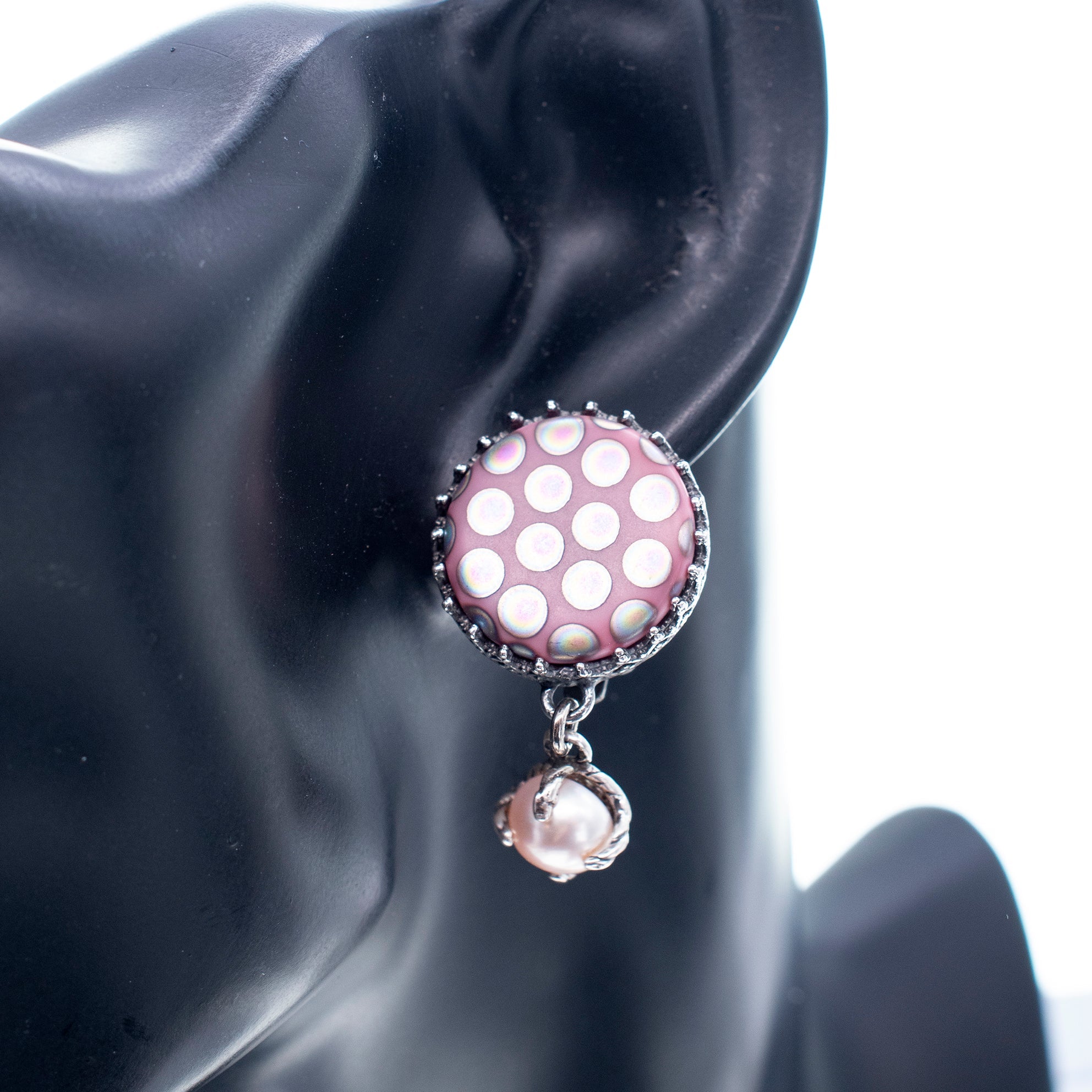 EC 25e31 pink polkadot ear clips