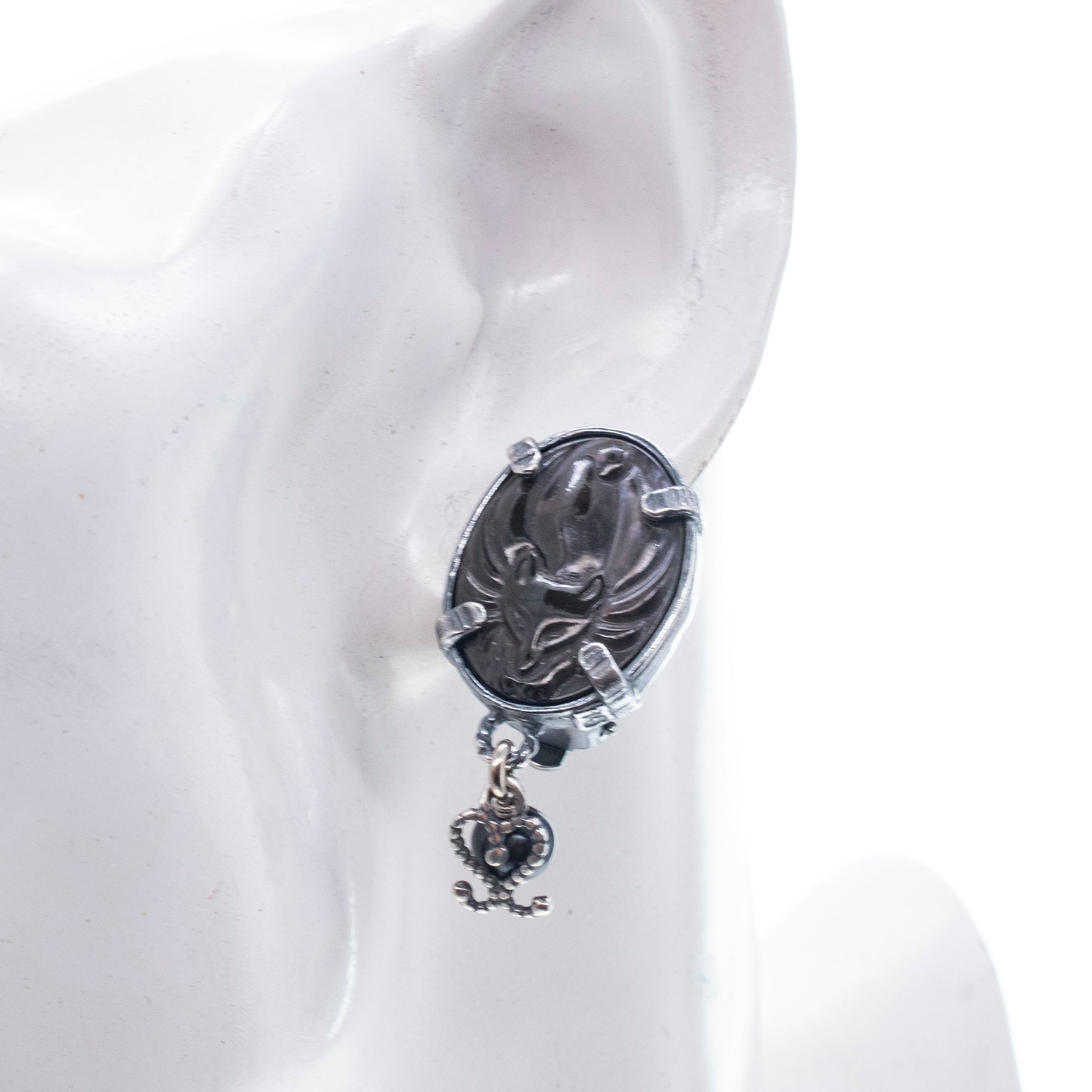 EC 26a31B Black Mother of Pearl "Fox" Cameo Ear Clips
