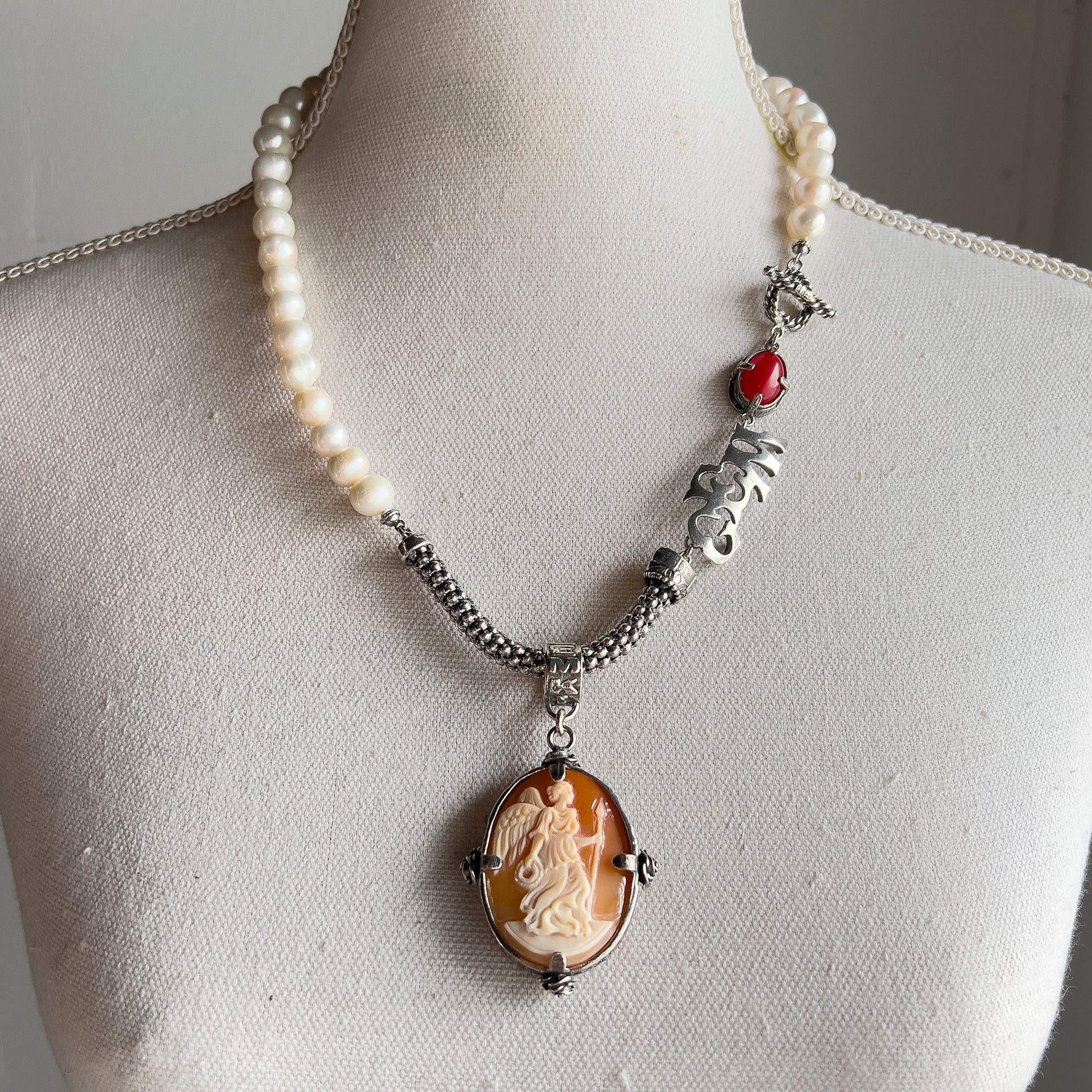 NK 24d01A white pearl cameo necklace