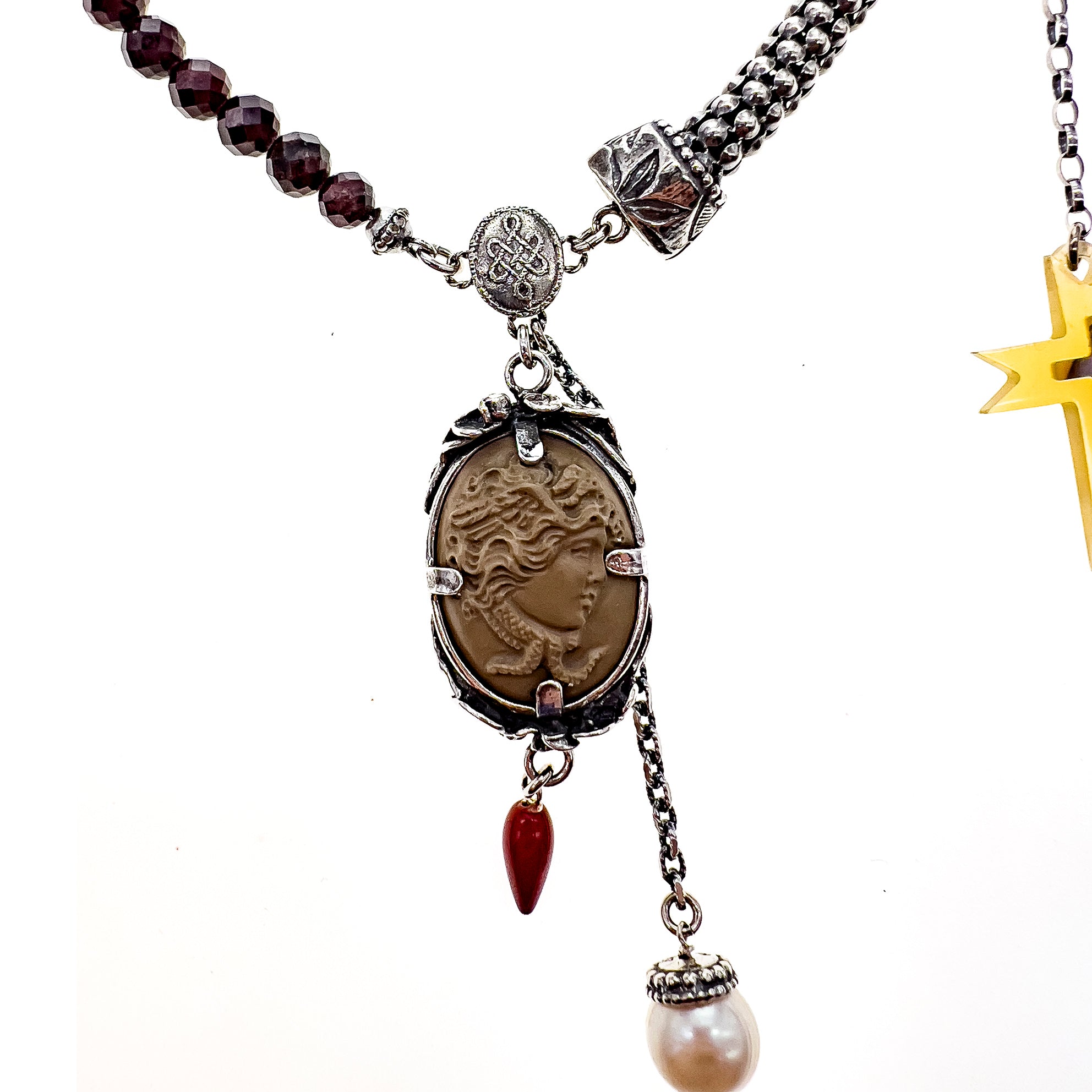 NK 24d02 Medusa Lavastone Cameo Necklace