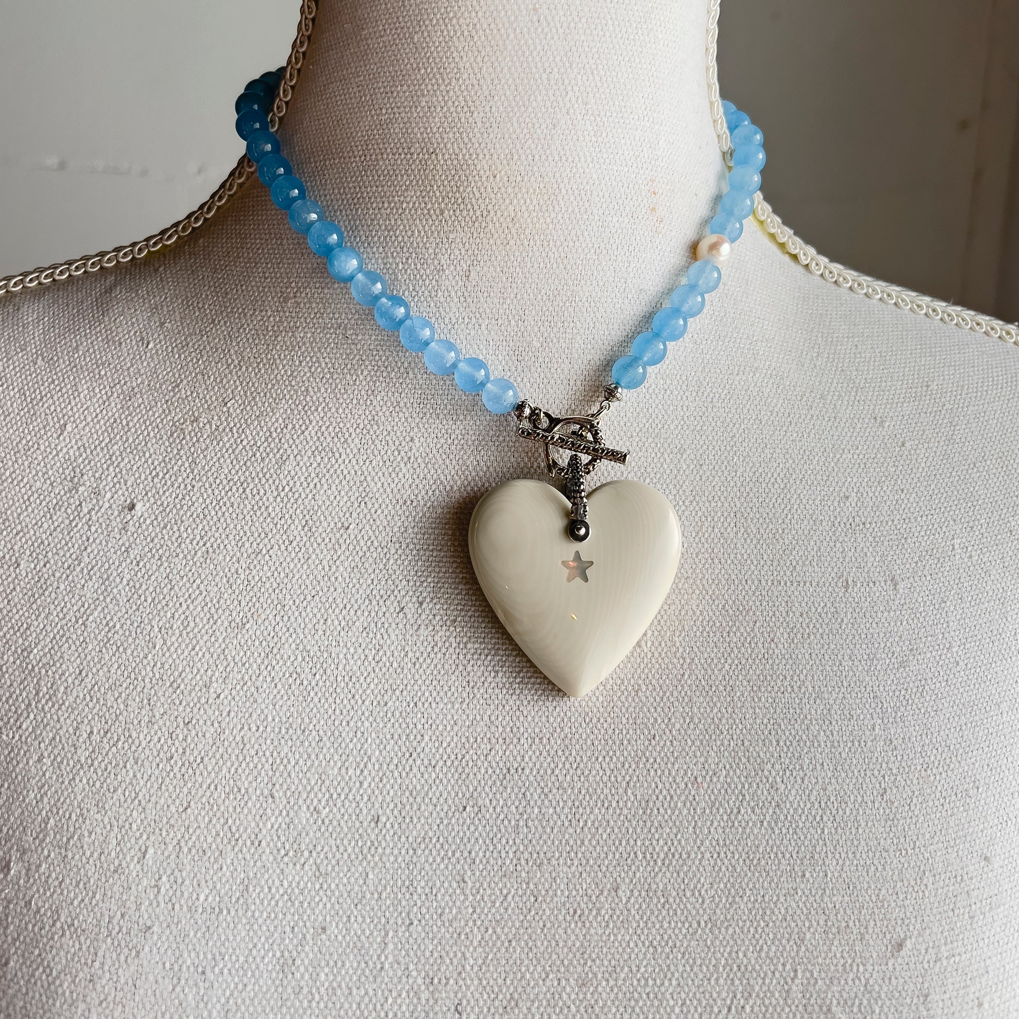 NK 24d06 blue beaded heart necklace