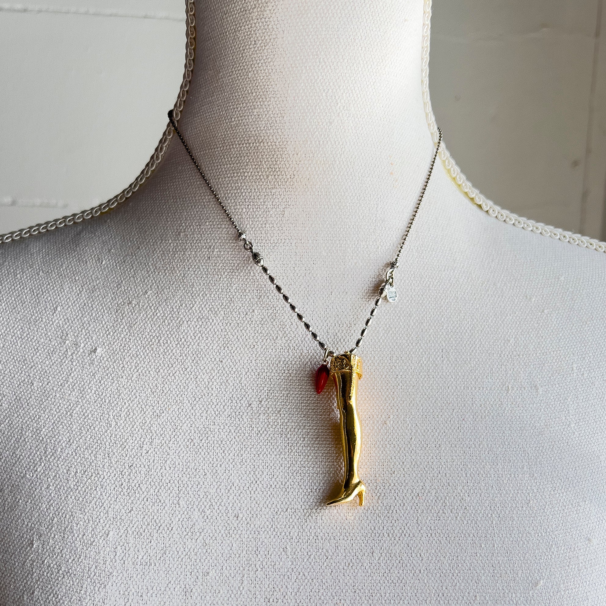 NK 24d26 Leg Necklace