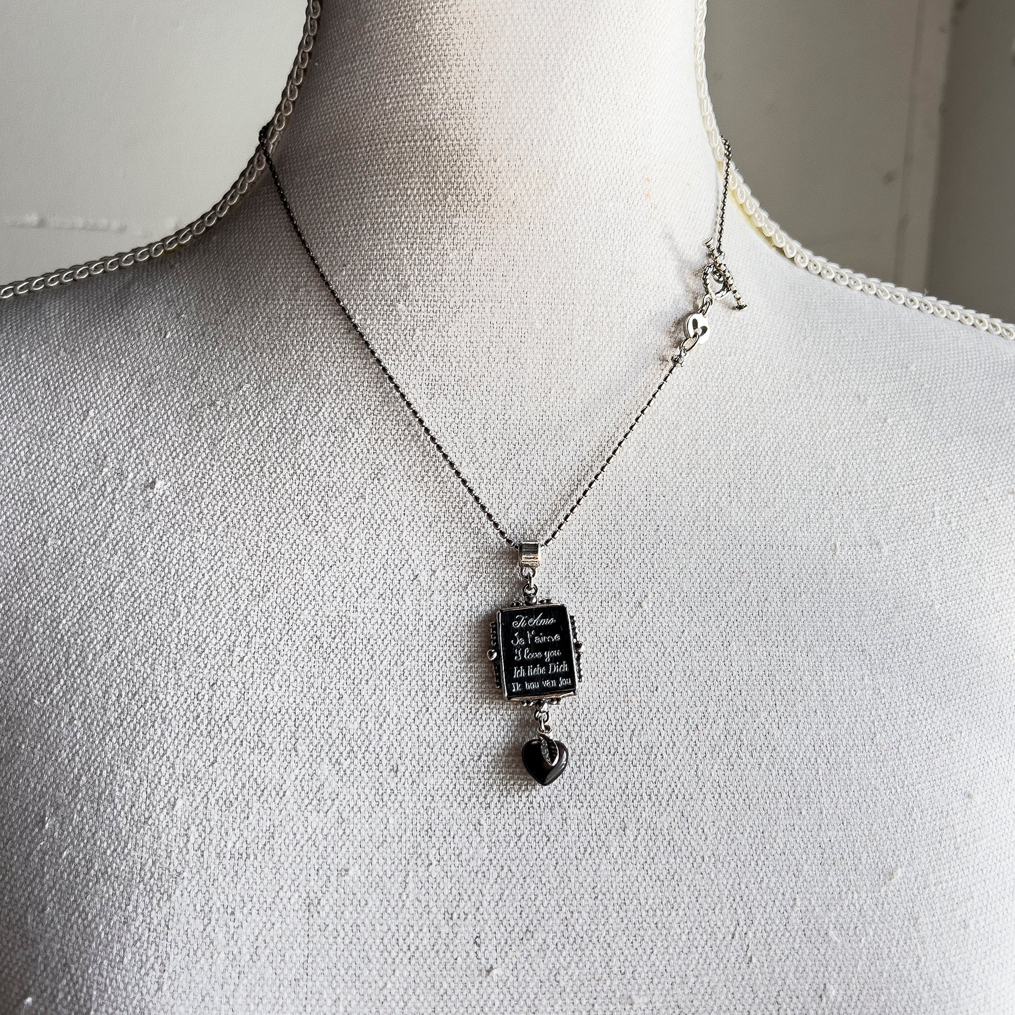 NK 24d29B black loveletter necklace