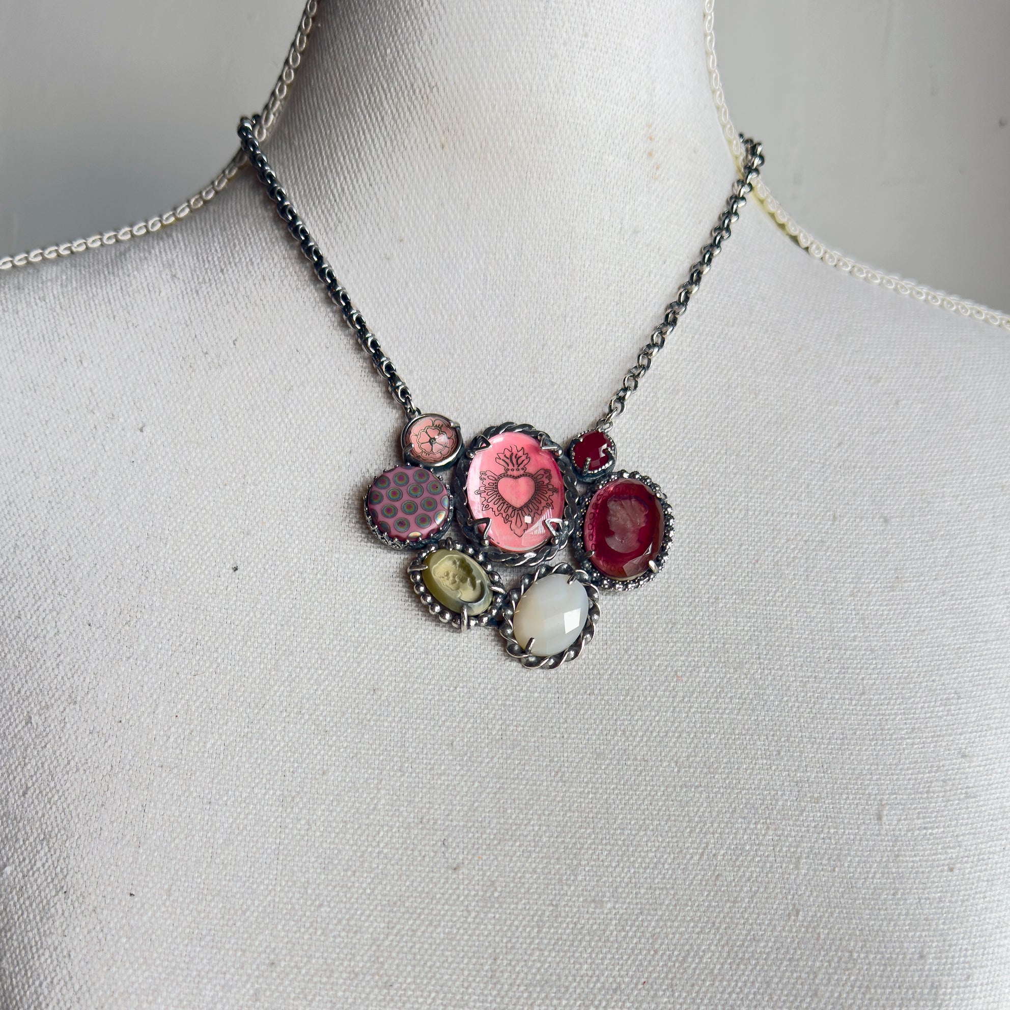 NK 25e02 Pink Sacred Heart Cluster Necklace