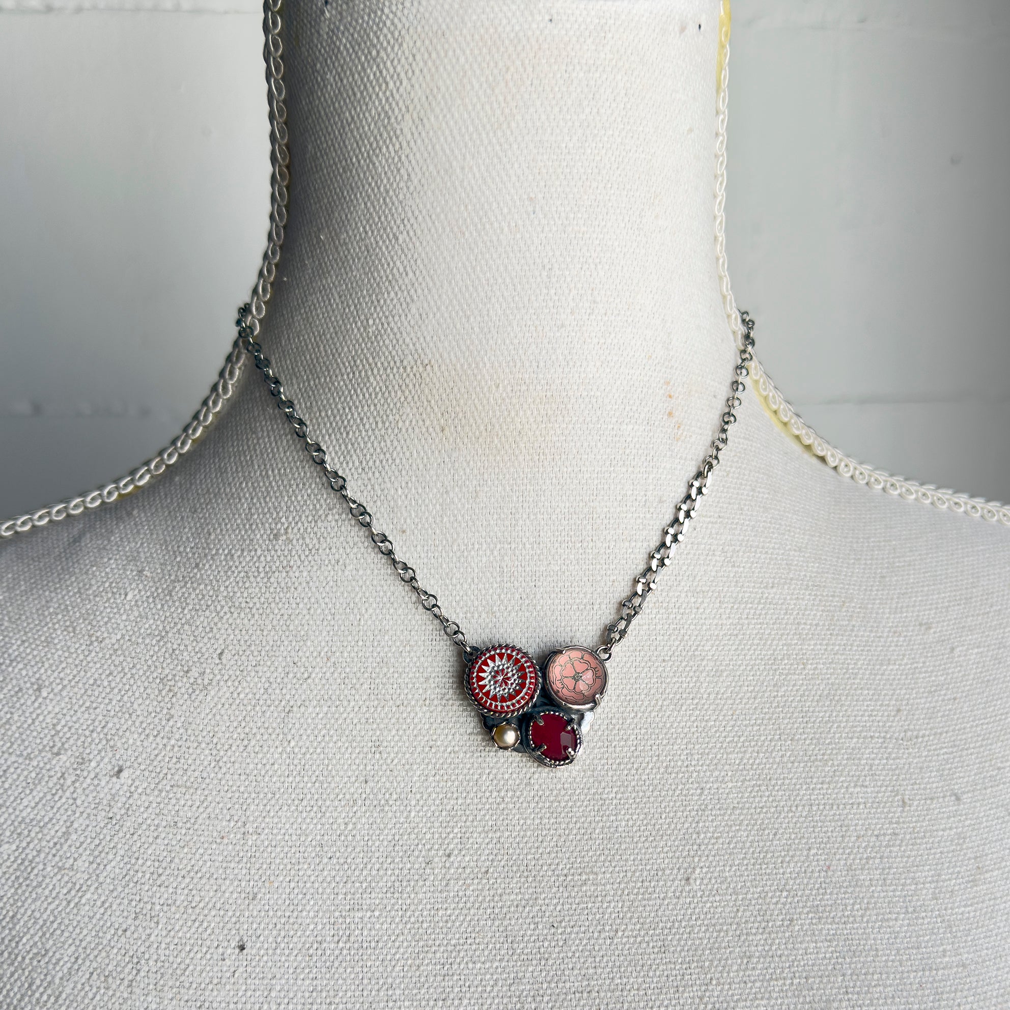 NK 25e05A Pink-Red Cluster Necklace