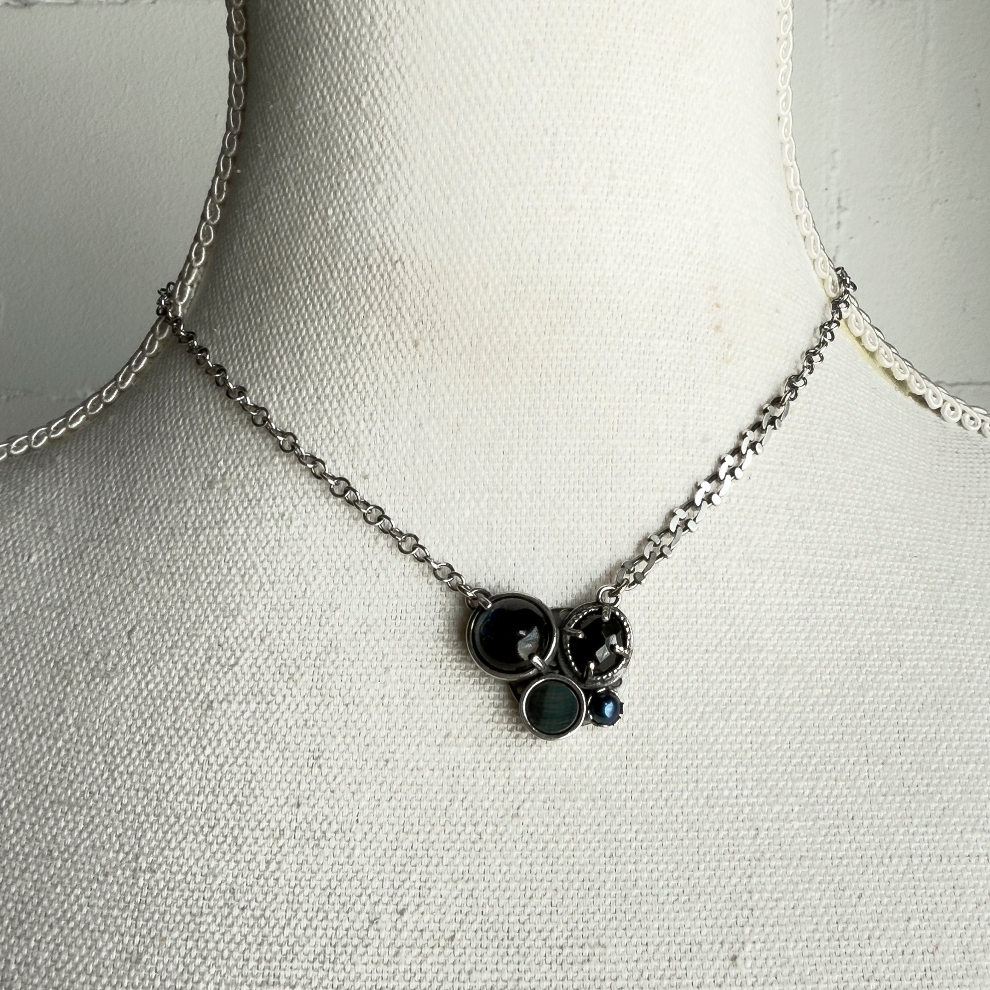 NK 25e06 Dark Cluster Necklace