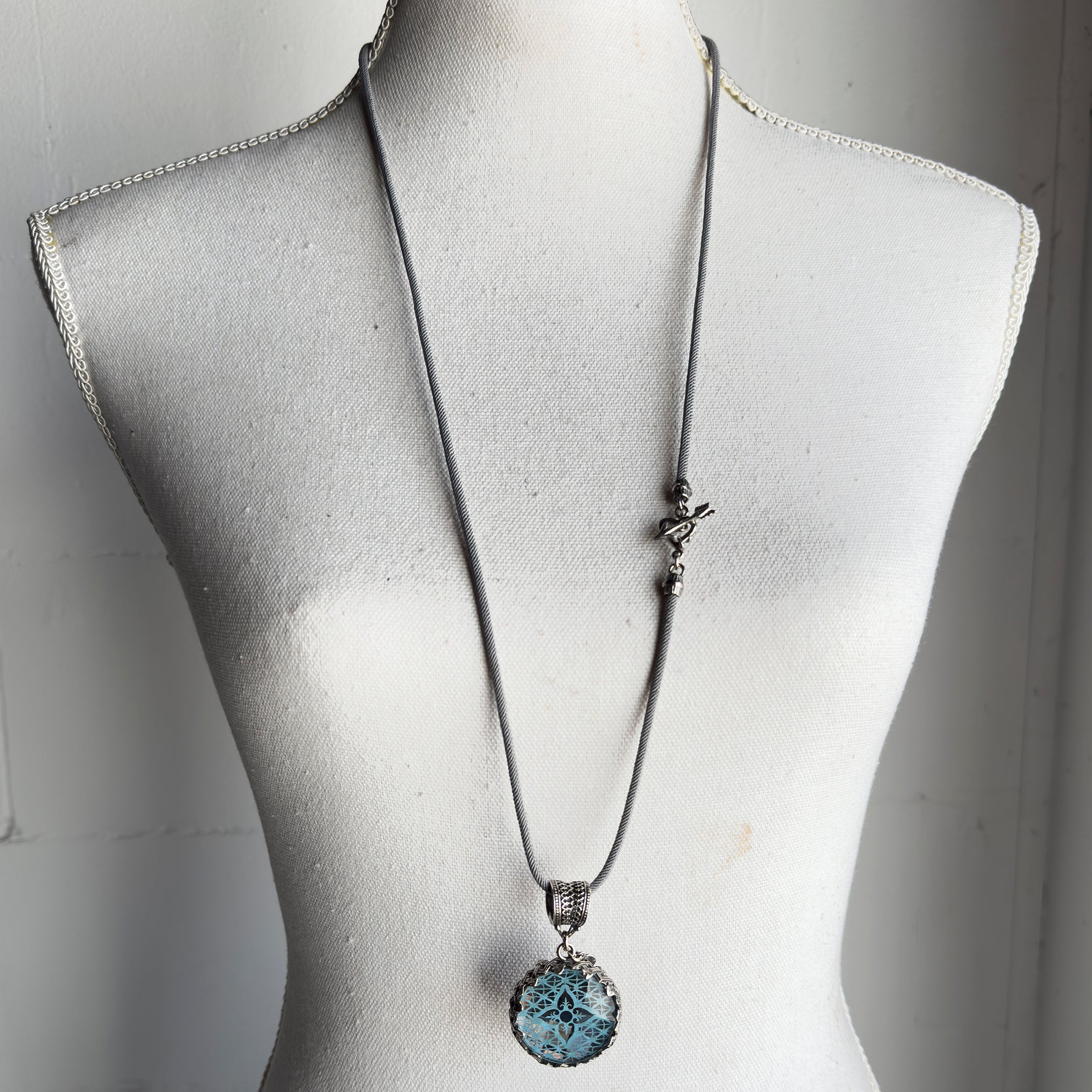 NK 25e16B Blue Mirrored Pendant Necklace