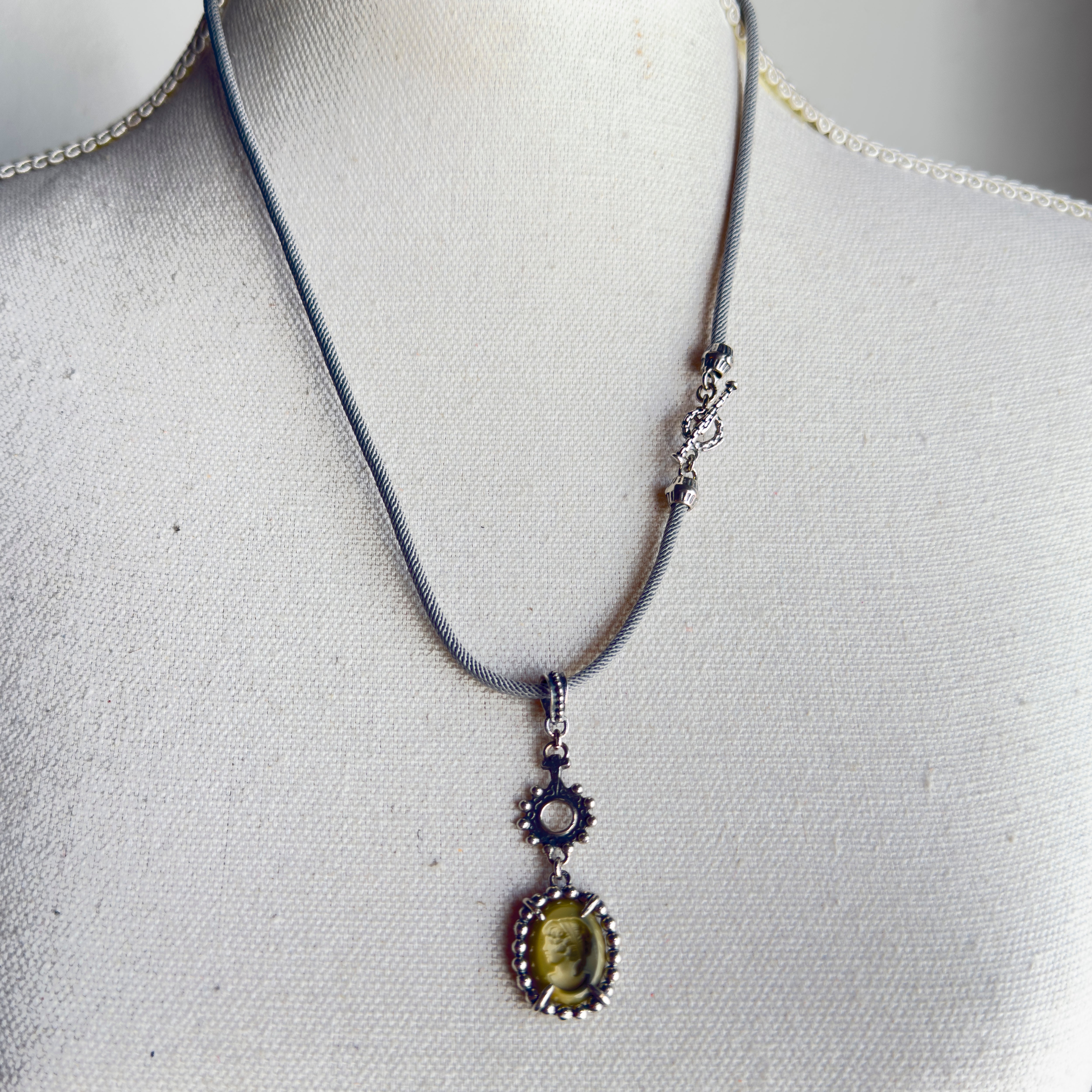 NK 25e18 Vintage Cameo Cord Pendant Necklace