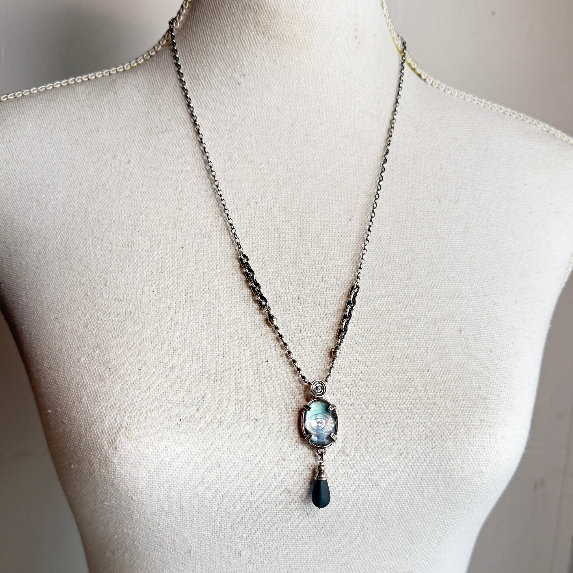 NK 25f05B Grey Eye Necklace