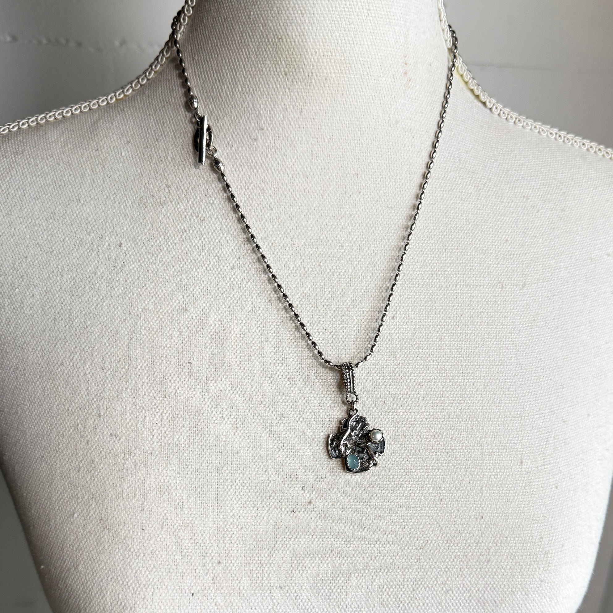 NK 25f06A Aqua Lizard Cross Necklace