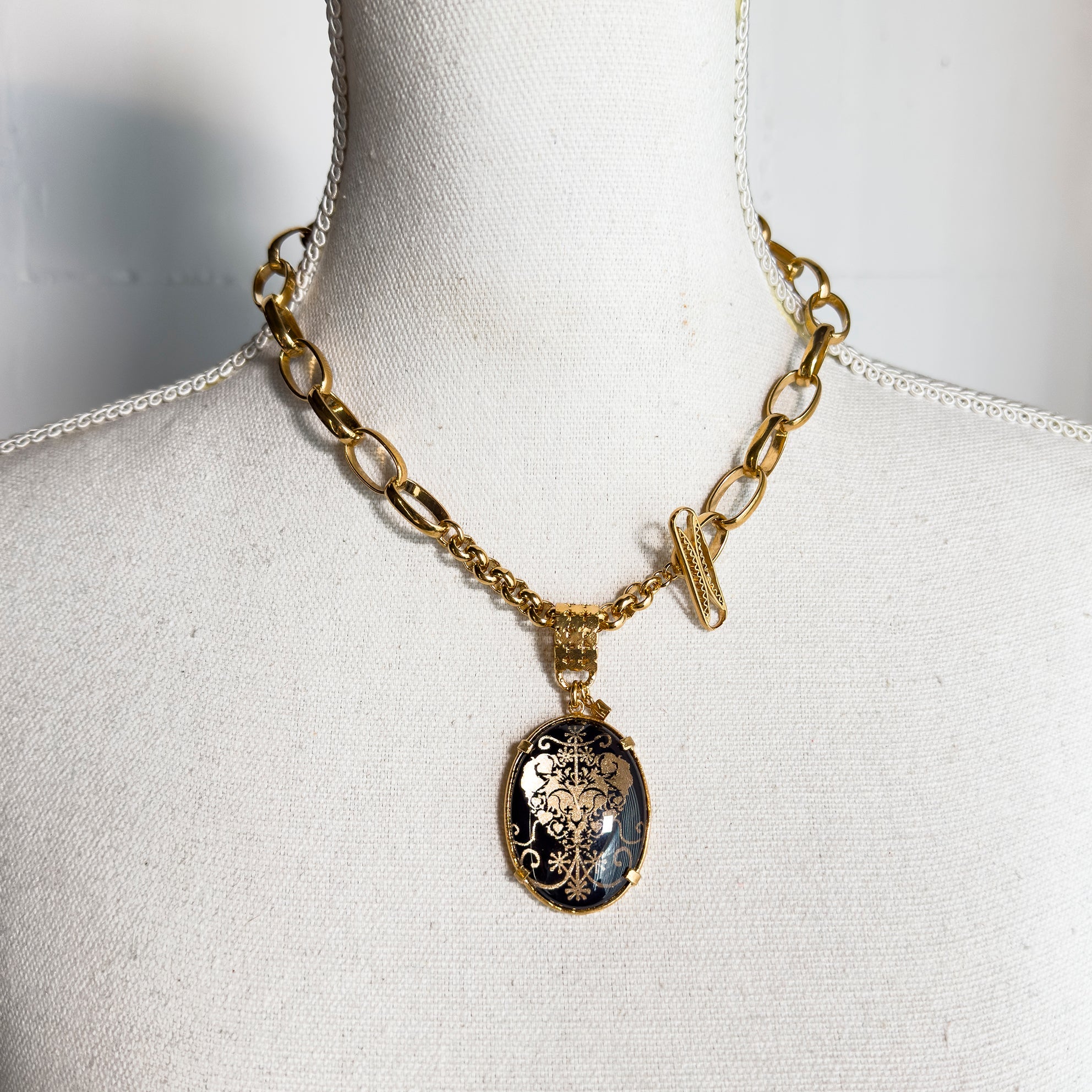 NK 25g23 Open Link Intaglio Necklace