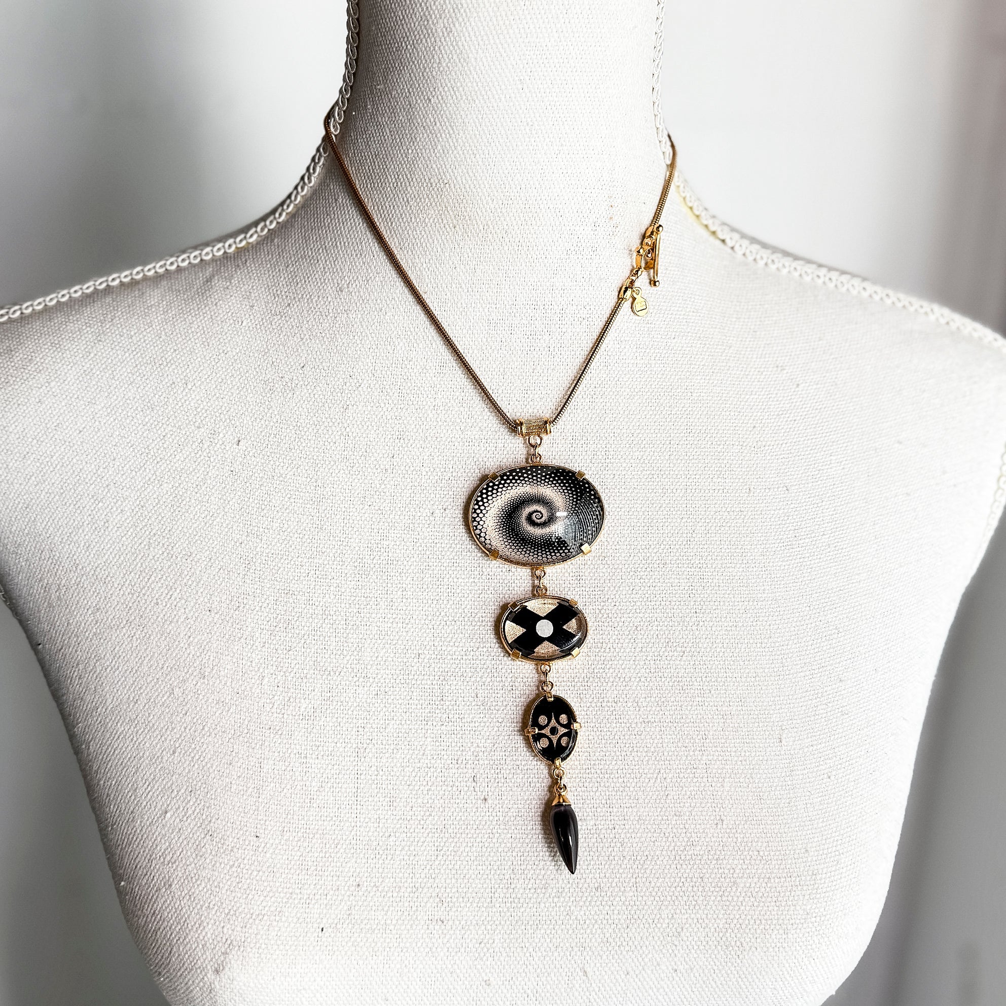 NK 25g24 Triple pendantIntaglio Necklace