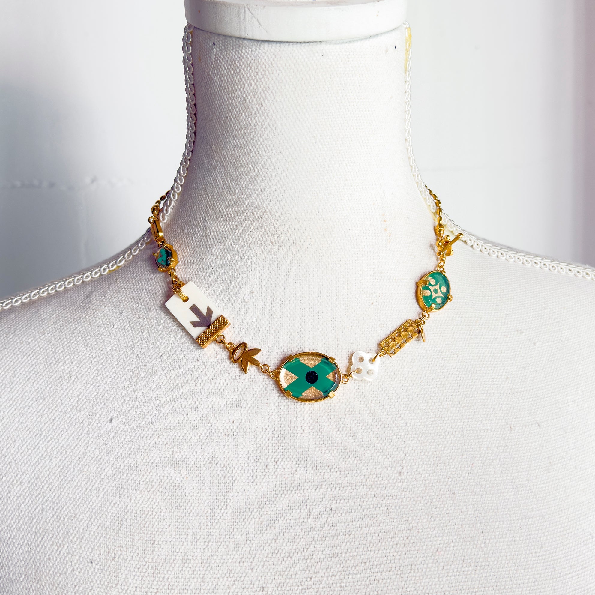 NK 25g25D Green Intaglio Charm Collar Necklace