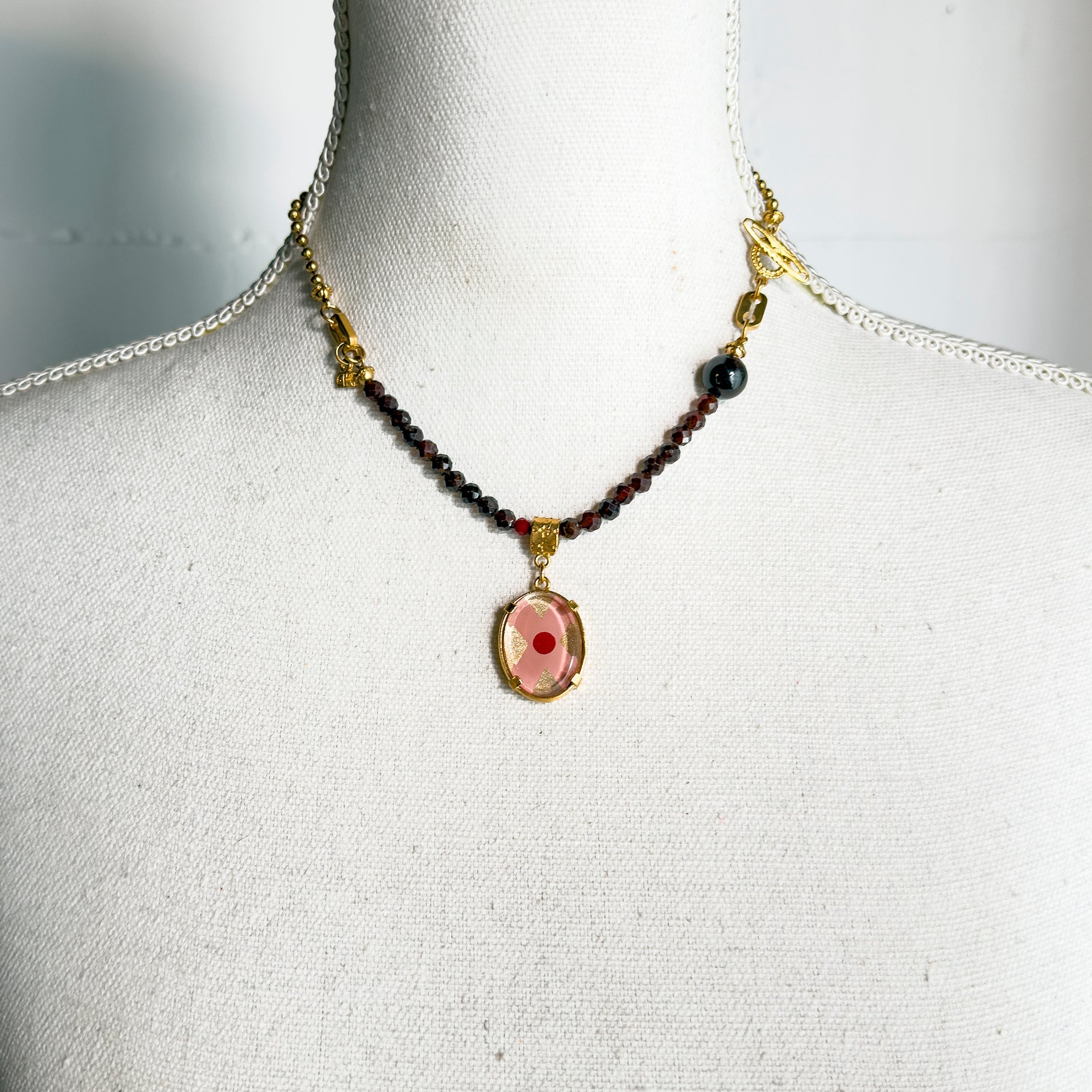 NK 25g26C Pink Intaglio Garnet Bead Necklace