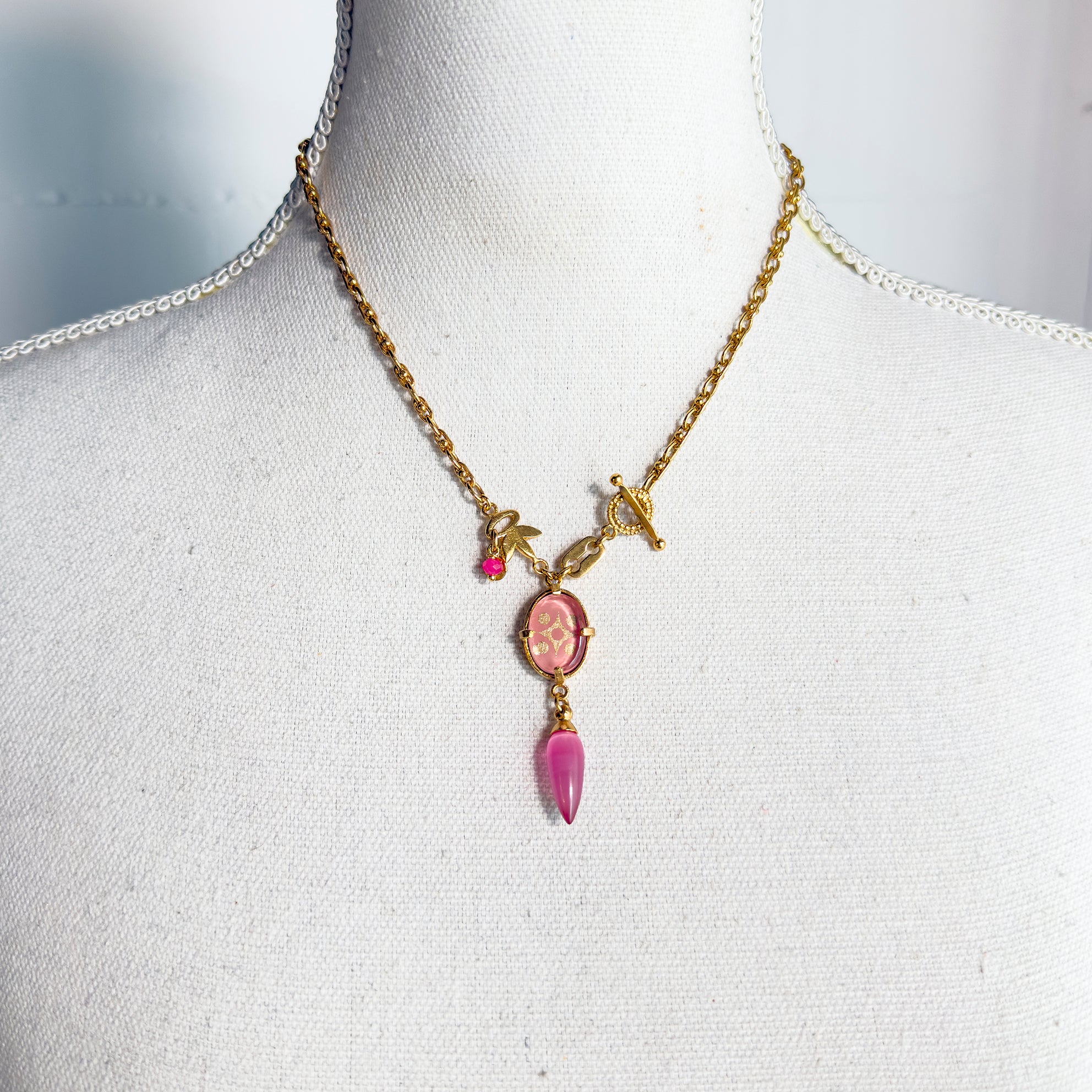NK 25g30C pink Intaglio Pendant Textured Link Necklace
