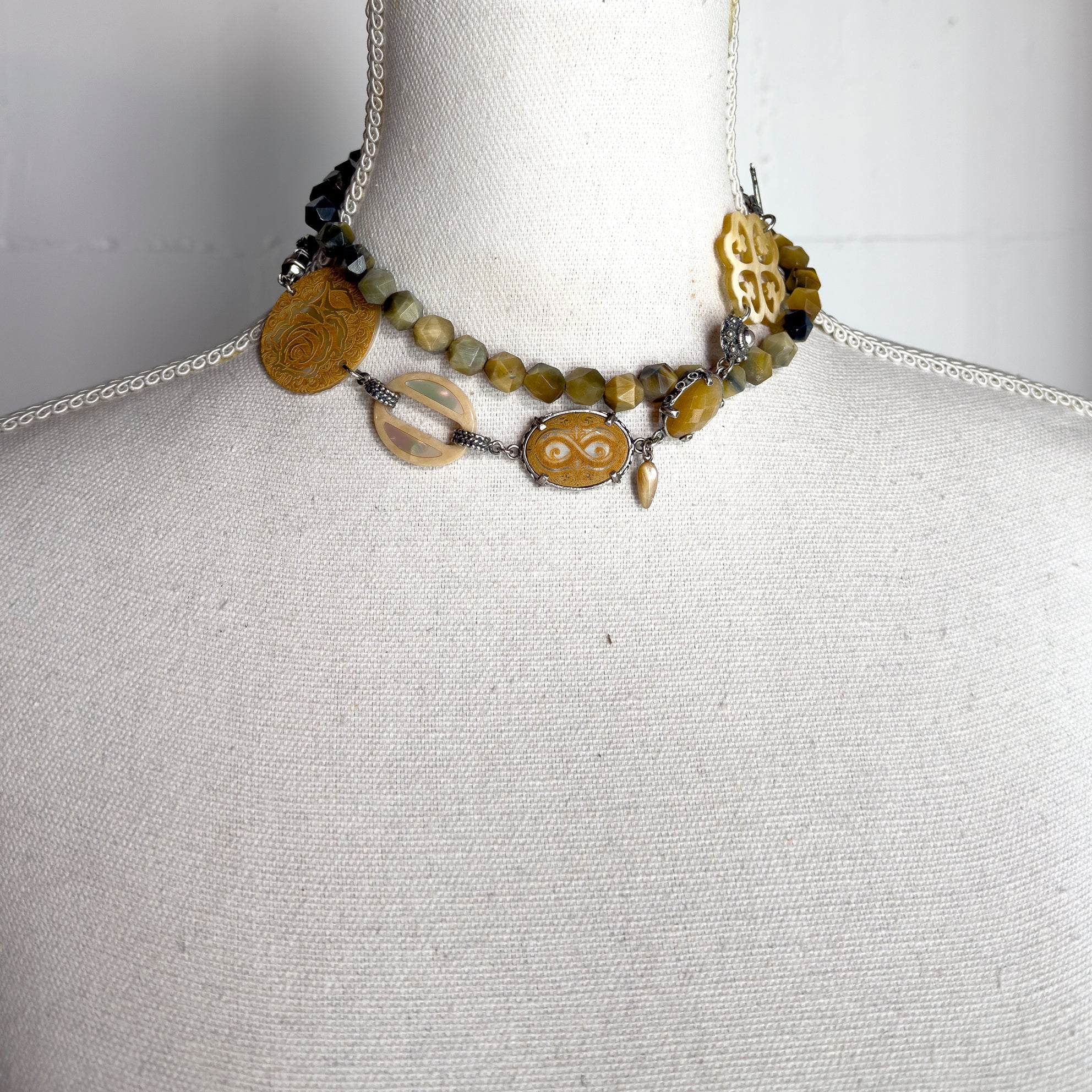 NK 25h01A Beige Symphony of Love necklace