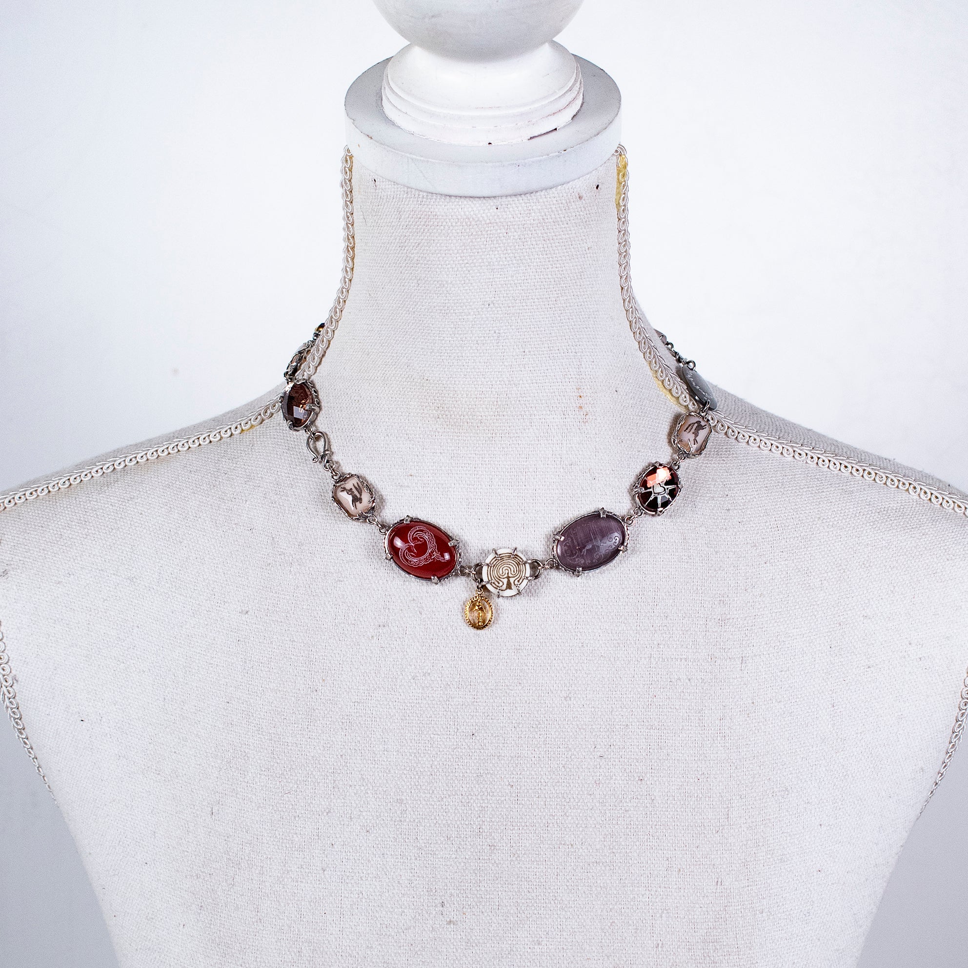 NK 26a01 Multi-Stone Intaglio Necklace