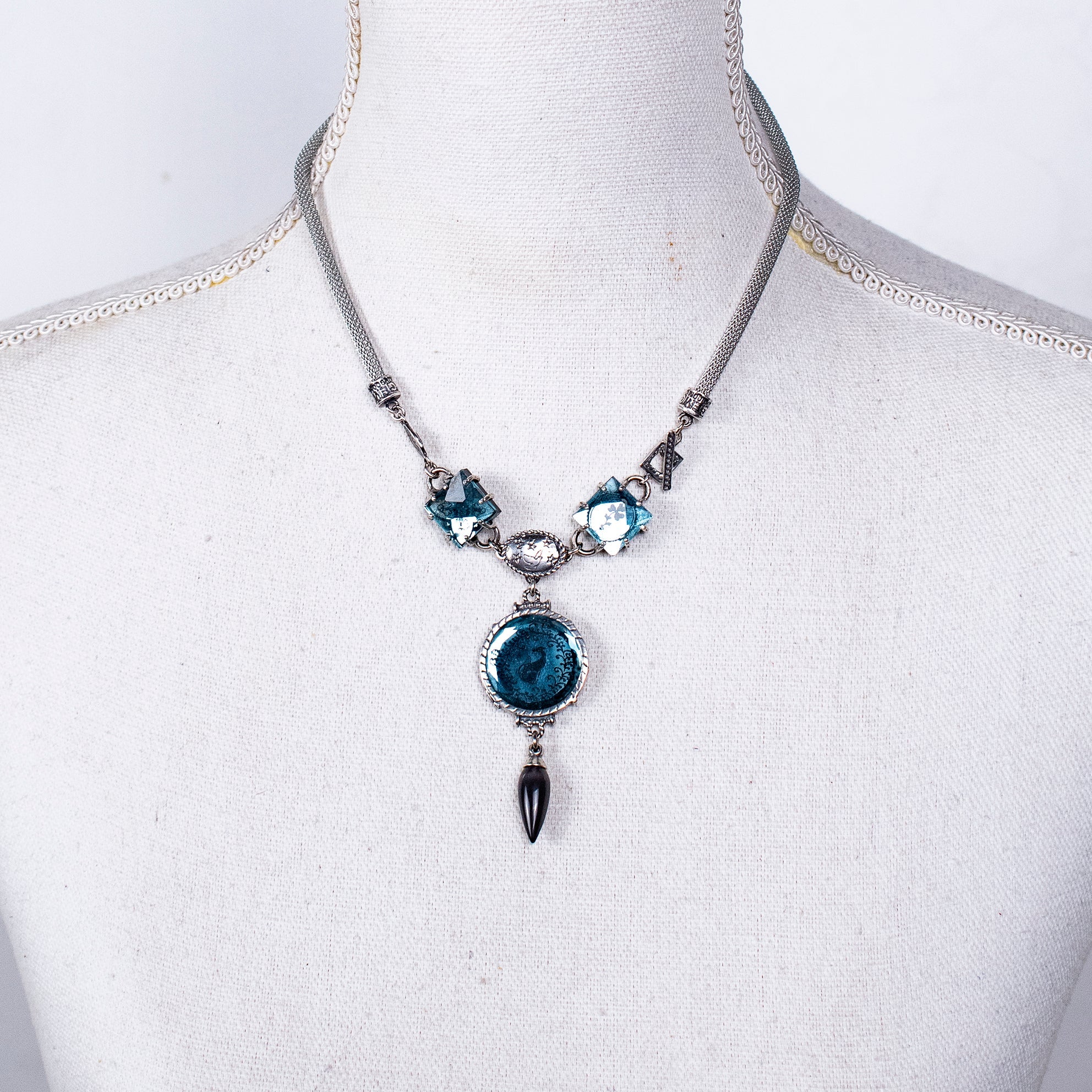 NK 26a02 Blue Intaglio Glass Mesh Chain Necklace