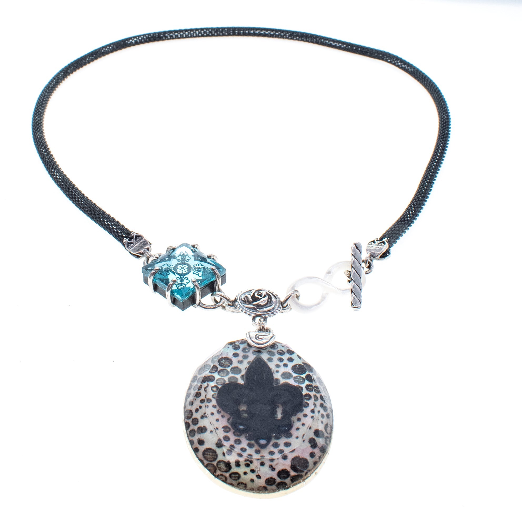 NK 26a03 Fleur-de-Lis Resin Black Mesh Necklace