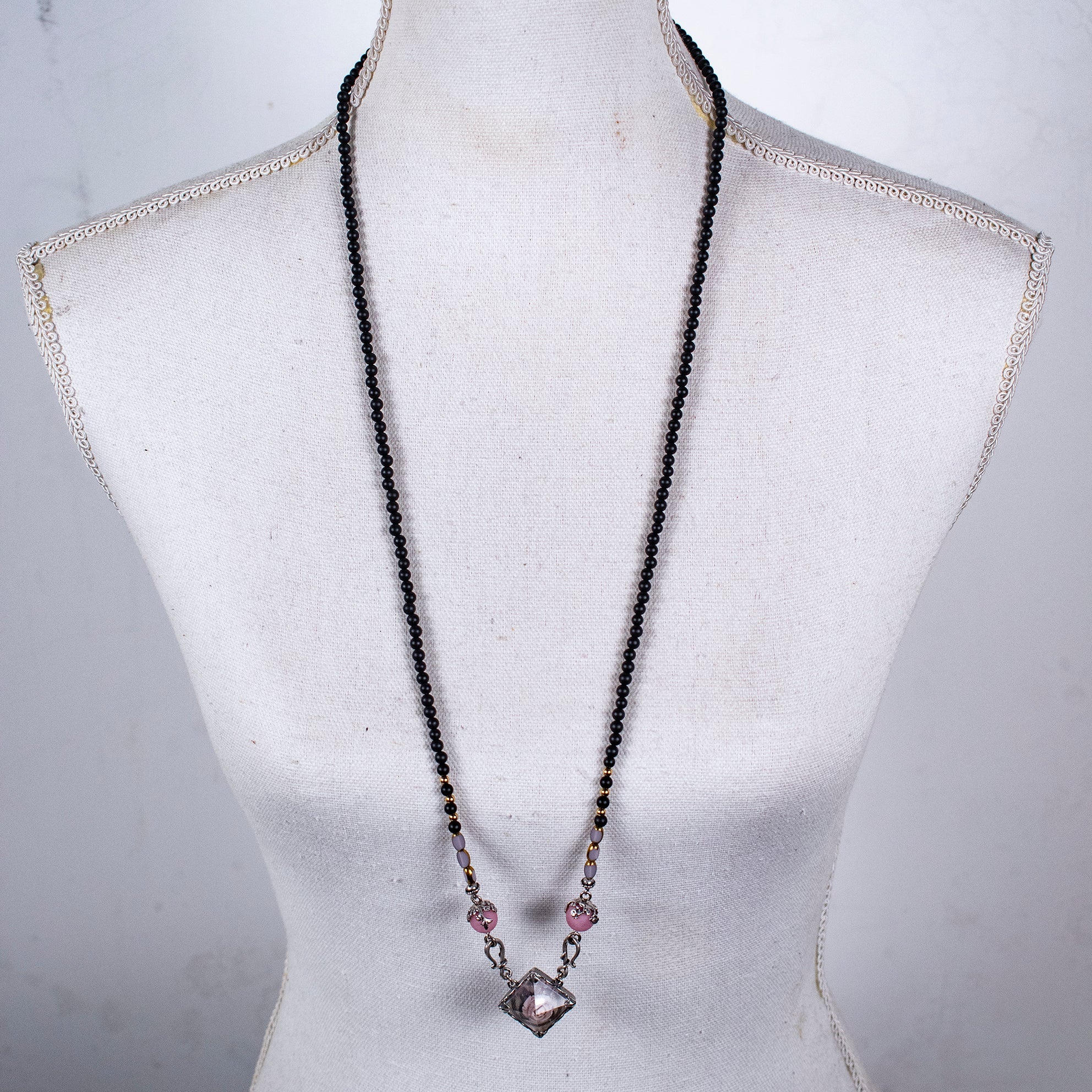NK 26a11 Black Matte Onyx And Rose Resin Necklace