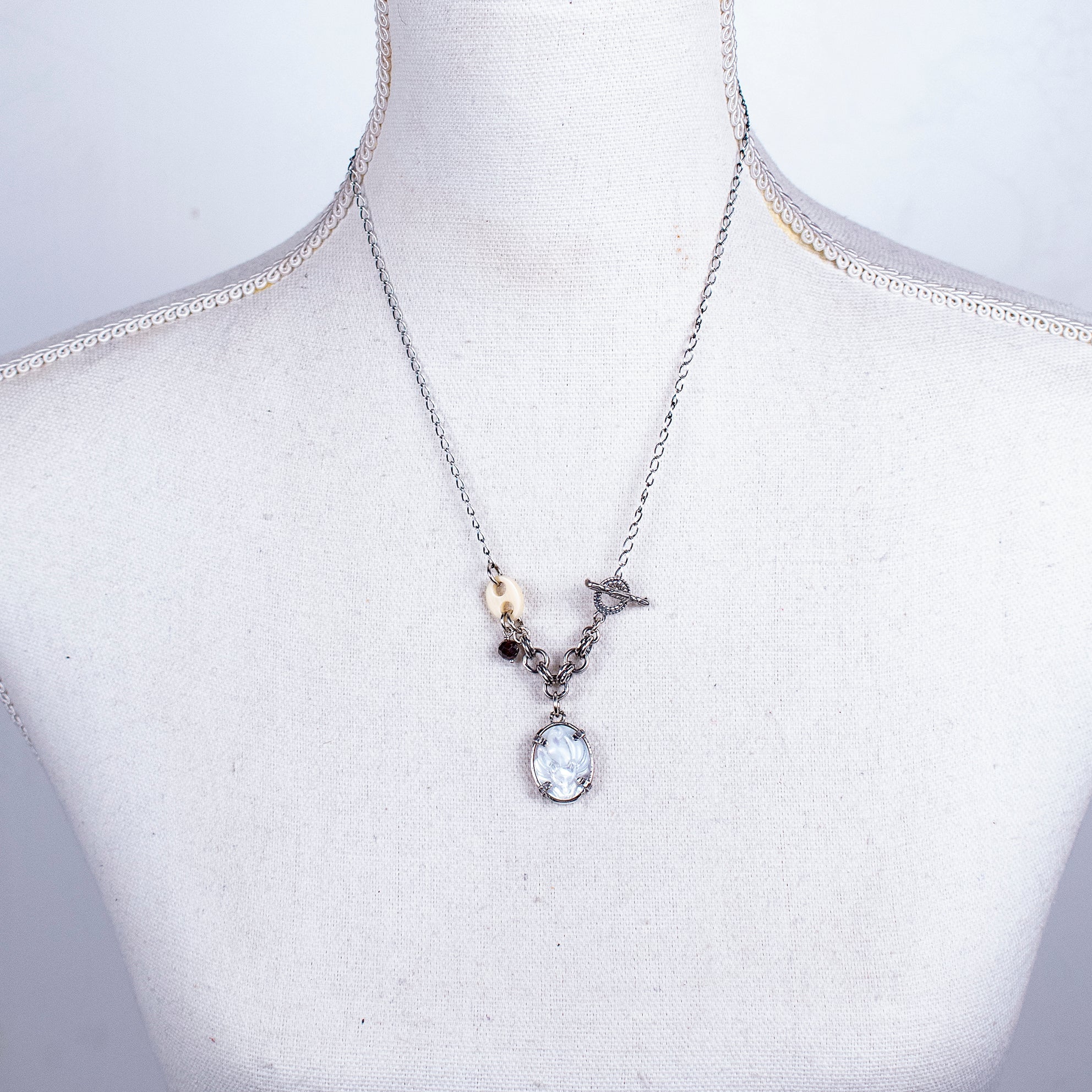 NK 26a17 White Mother of Pearl "Fox" Cameo Pendant Necklace