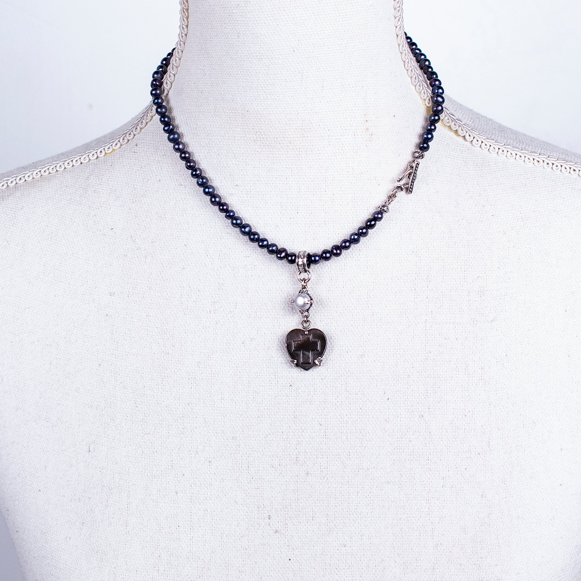 NK 26a18 Black Mother of Pearl Heart & Pearl Necklace